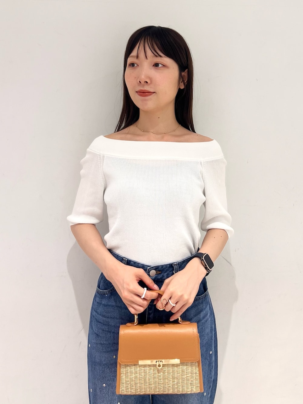 ホワイト系のニット/セーター、ブルー系のデニムパンツ、ブラック系のサンダルを着用したレディースの夏コーディネートの2枚目の写真