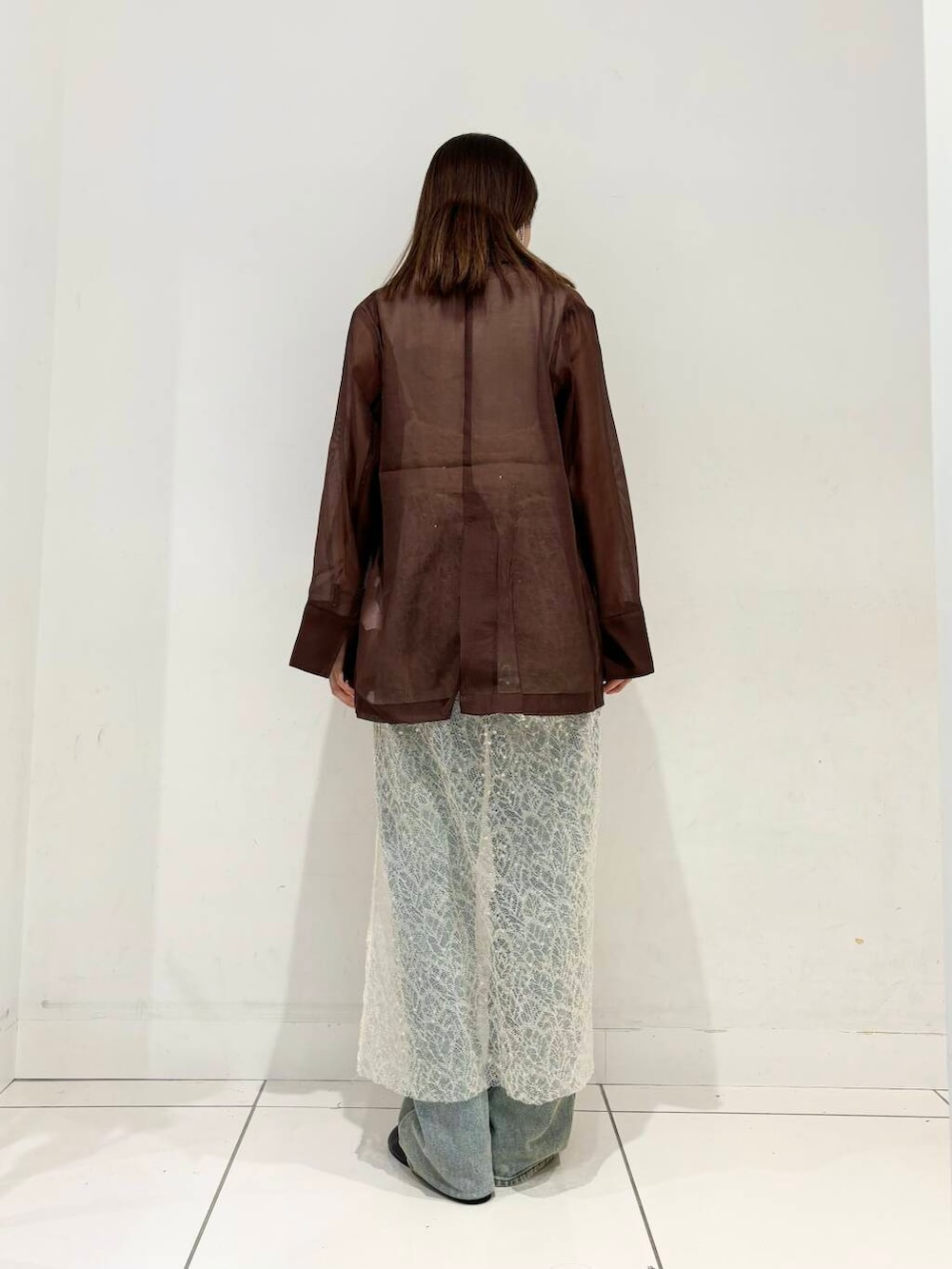 ブラック系のサンダル、ブラウン系のテーラードジャケット、ホワイト系のワンピースを着用したレディースの夏コーディネートの3枚目の写真