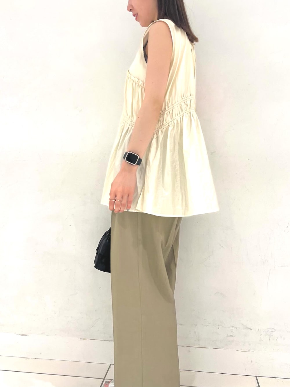 ホワイト系のシャツ/ブラウスを着用したレディースの春コーディネートの2枚目の写真