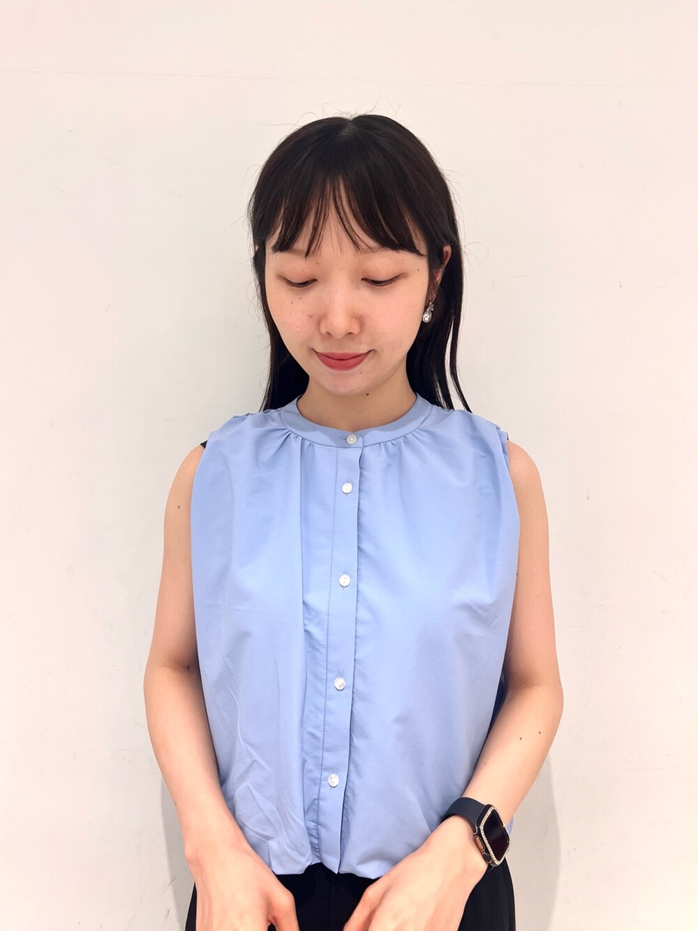 ブルー系のシャツ/ブラウス、ブラック系のその他パンツ、グレー系のサンダルを着用したレディースの夏コーディネートの3枚目の写真