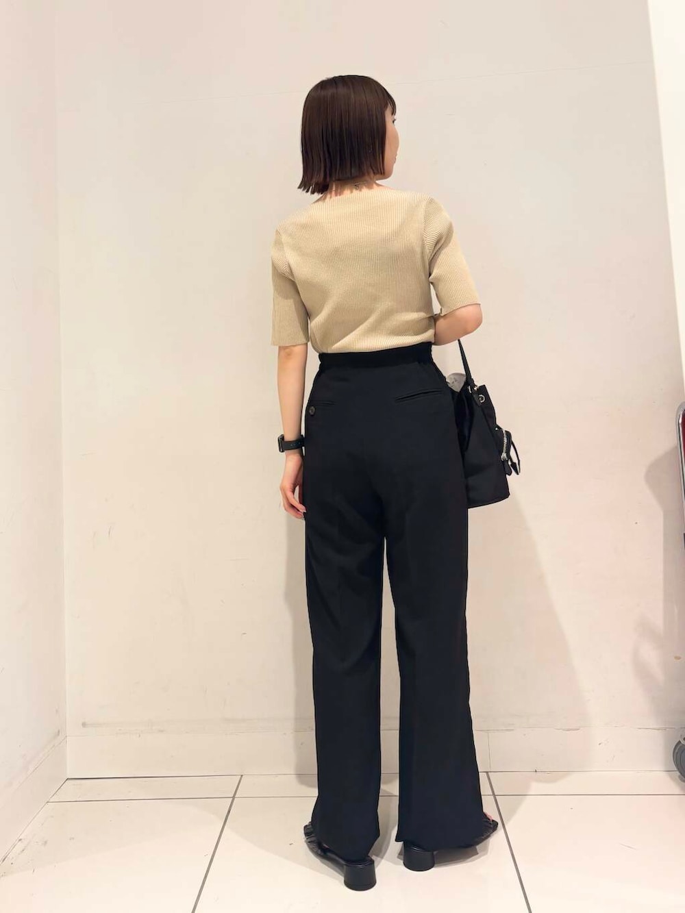 ブラック系のボストンバッグ、ブラック系のサンダル、ブラック系のその他パンツを着用したレディースの春コーディネートの2枚目の写真