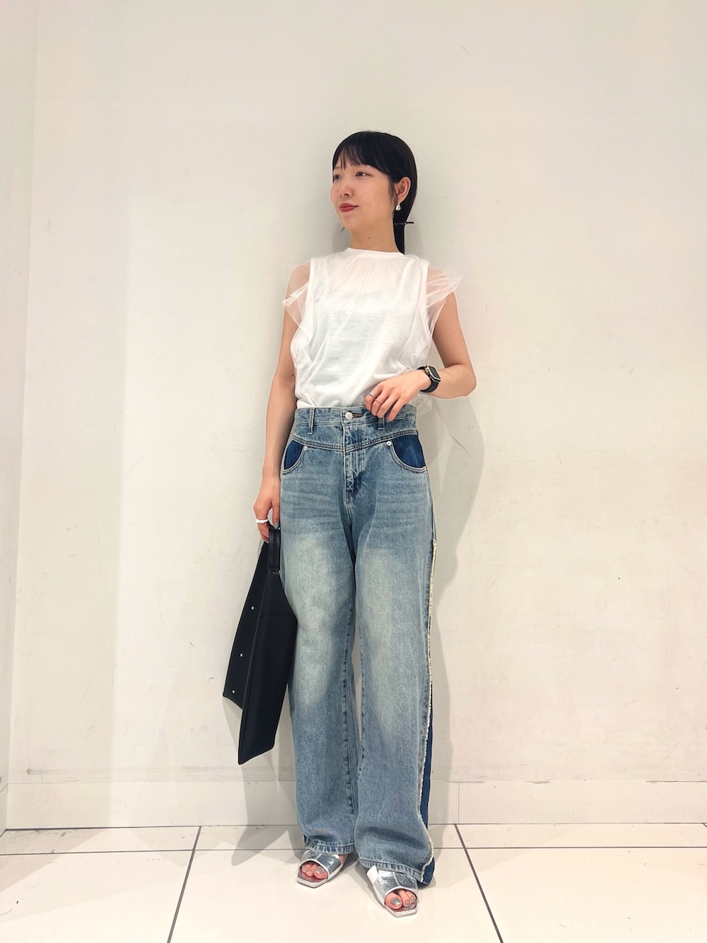 ホワイト系のその他トップス、ブルー系のデニムパンツ、シルバー系のサンダルを着用したレディースの夏コーディネートの3枚目の写真