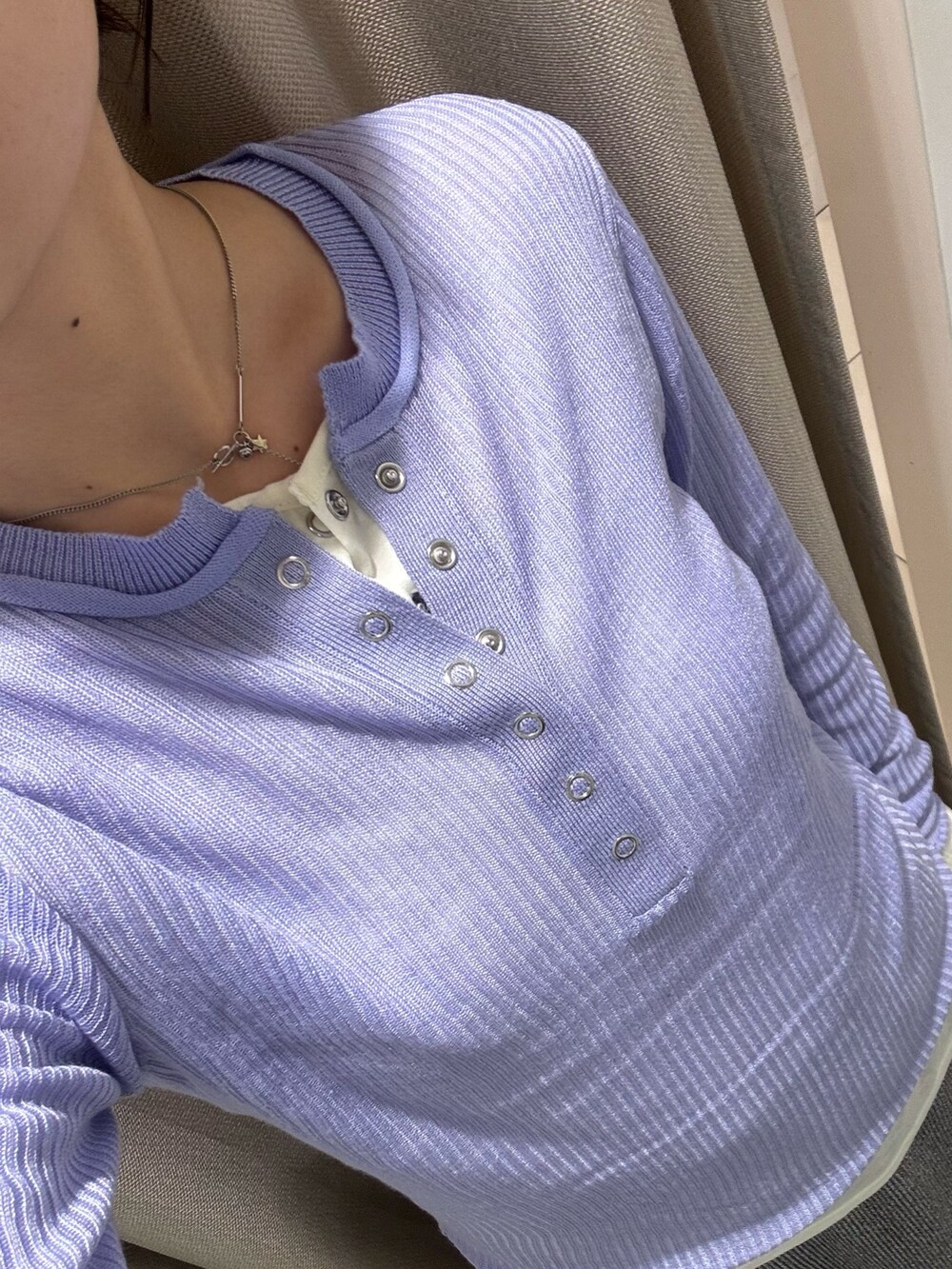 パープル系のニット/セーター、ホワイト系のTシャツ/カットソー、グレー系のスカートを着用したレディースの夏コーディネートの6枚目の写真