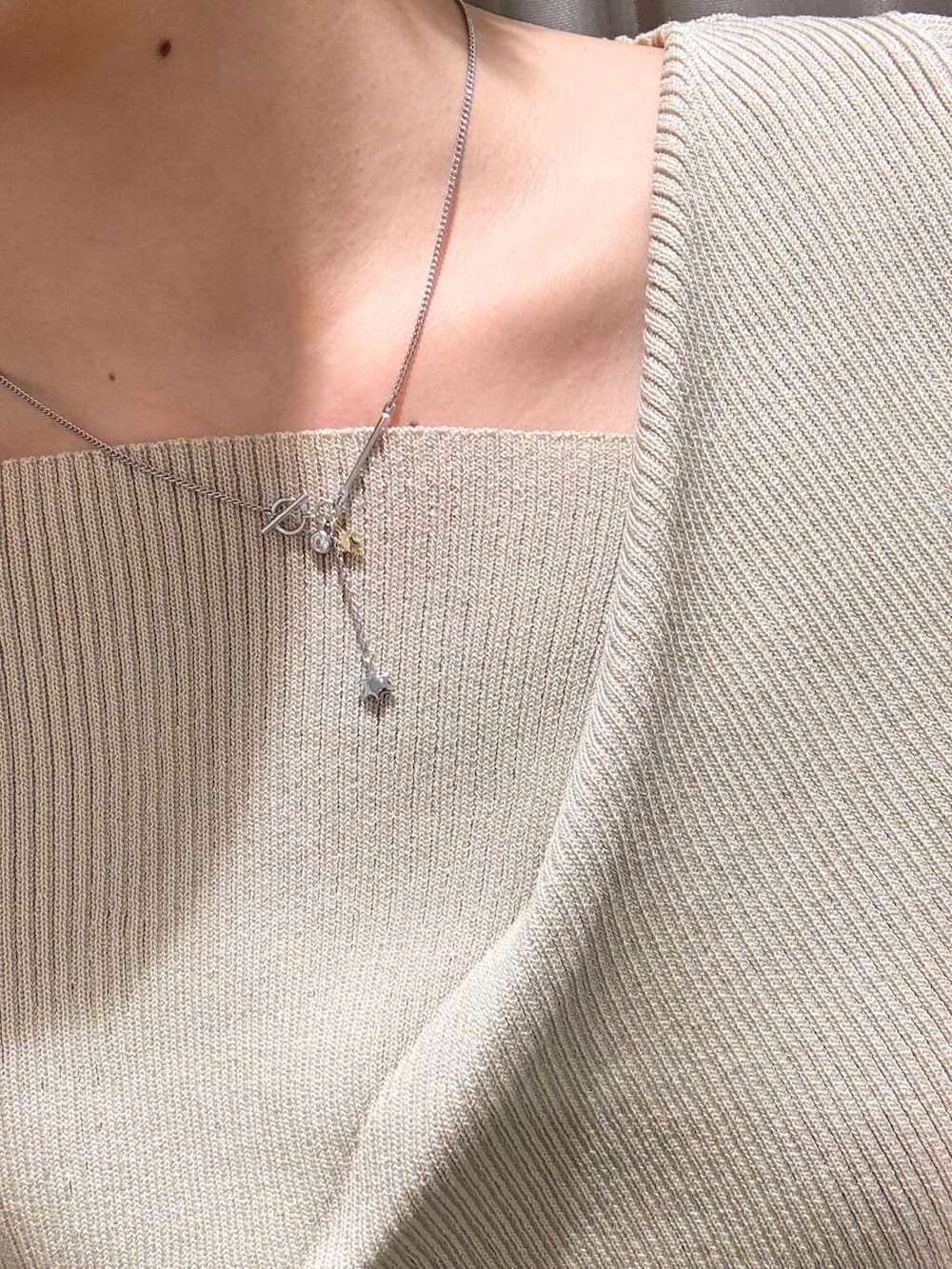 ブラック系のボストンバッグ、ブラック系のサンダル、ブラック系のその他パンツを着用したレディースの春コーディネートの4枚目の写真