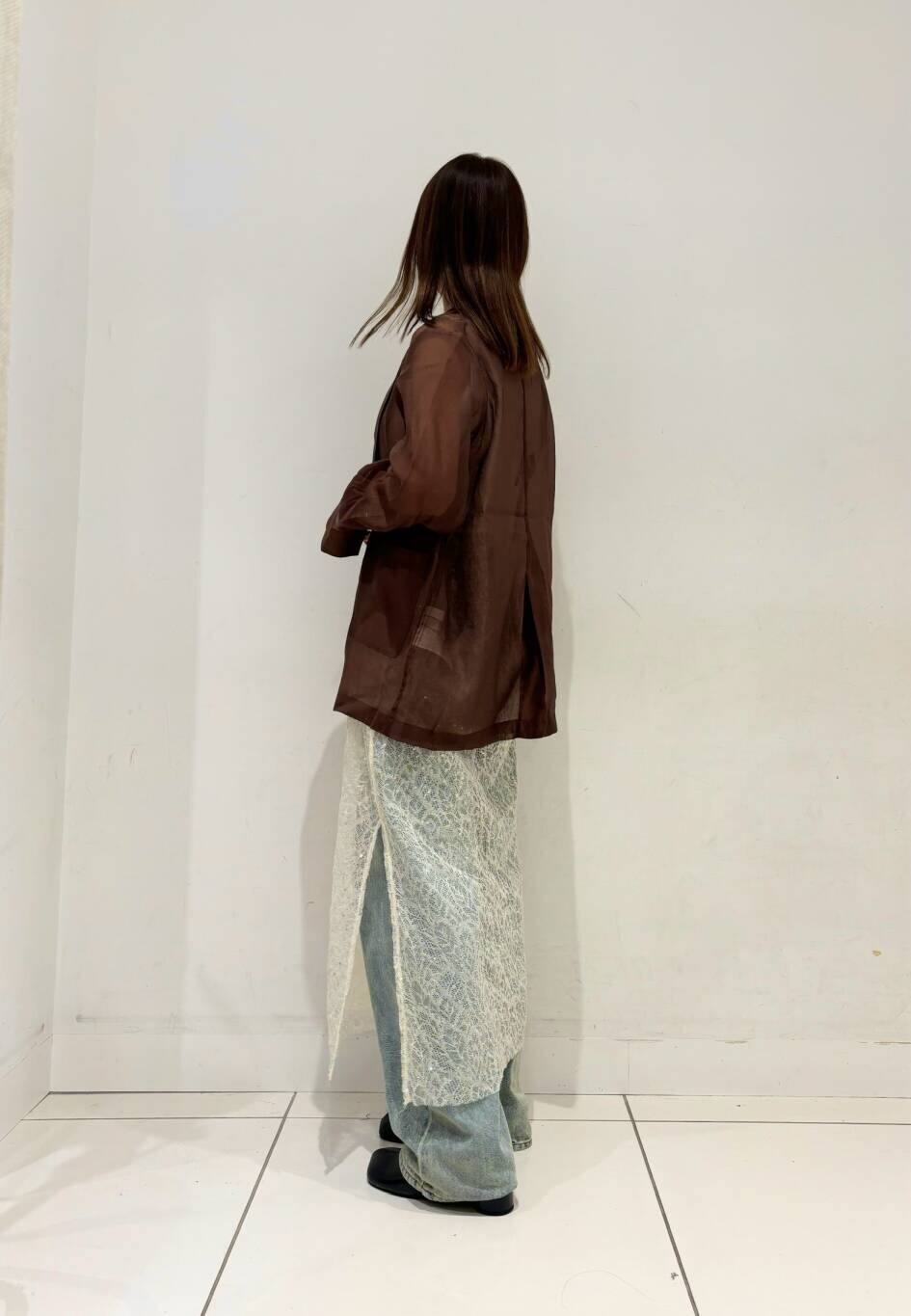 ブラック系のサンダル、ブラウン系のテーラードジャケット、ホワイト系のワンピースを着用したレディースの夏コーディネートの2枚目の写真