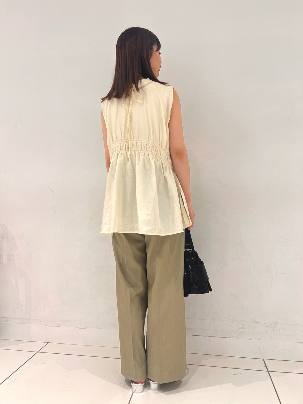 ホワイト系のシャツ/ブラウスを着用したレディースの春コーディネートの3枚目の写真