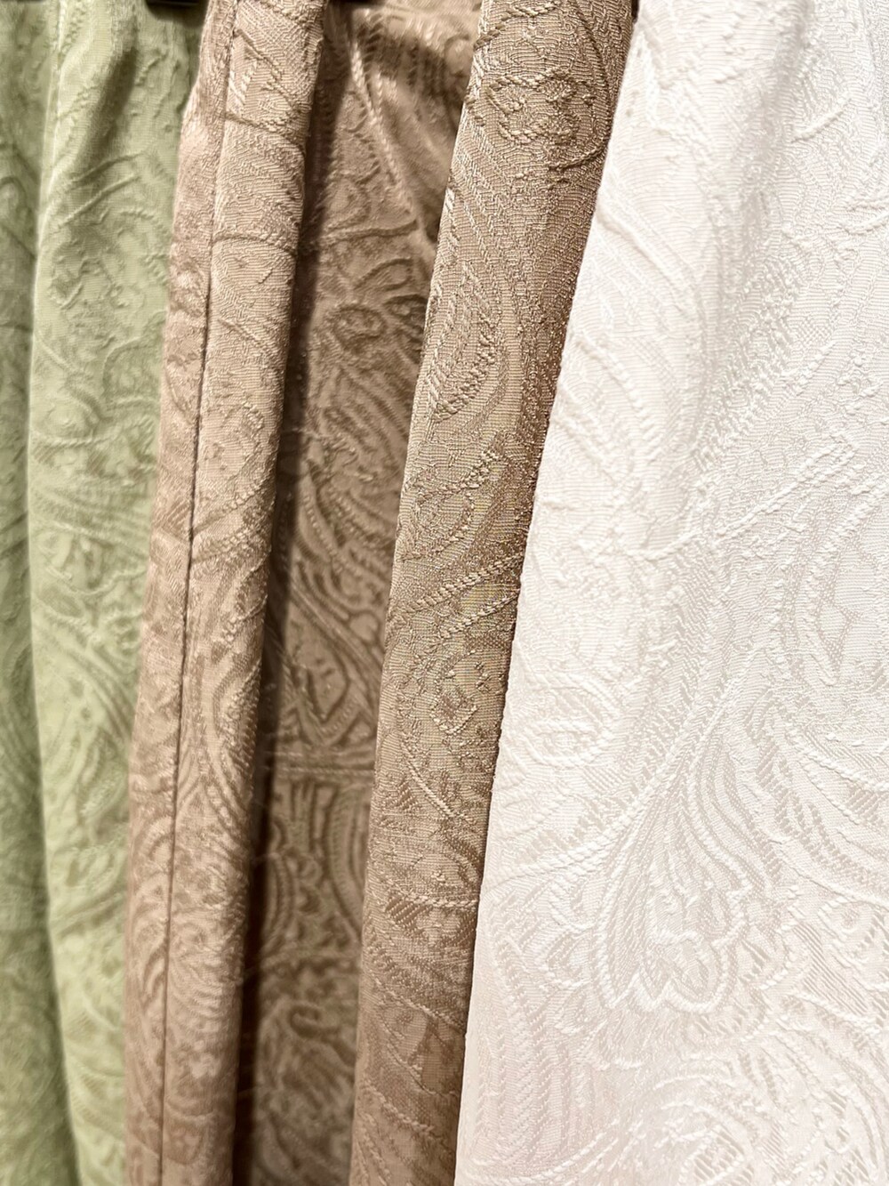 ベージュ系のスカート、ブラウン系のブーツ、ホワイト系のTシャツ/カットソーを着用したレディースの冬コーディネートの4枚目の写真