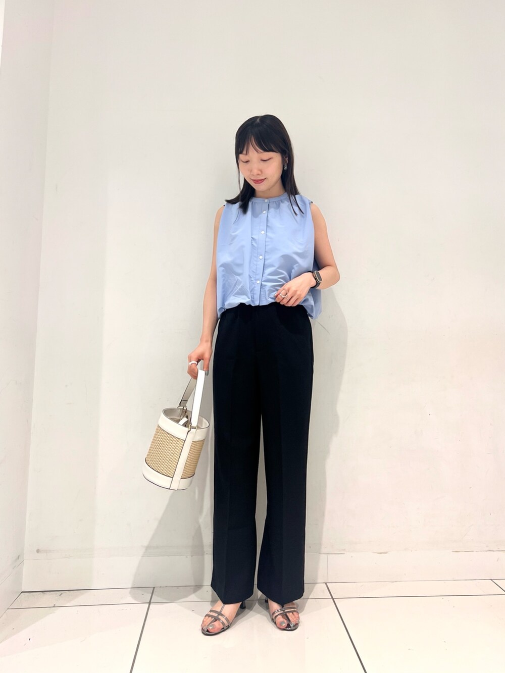 ブルー系のシャツ/ブラウス、ブラック系のその他パンツ、グレー系のサンダルを着用したレディースの夏コーディネートの2枚目の写真