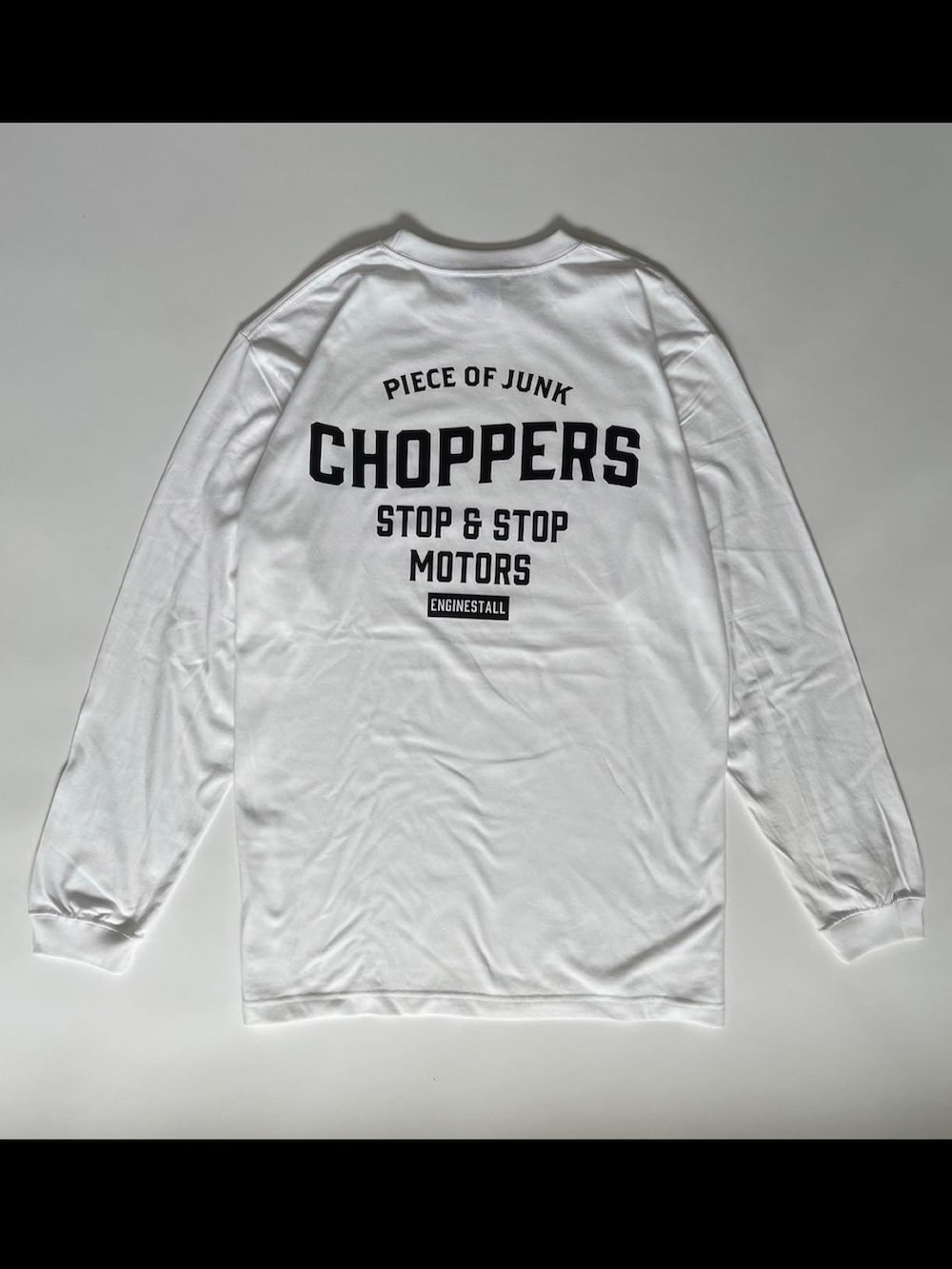 ホワイト系のトップス、ピンク系のTシャツ/カットソー、ブラック系のスタジャンを着用したメンズの冬コーディネートの4枚目の写真