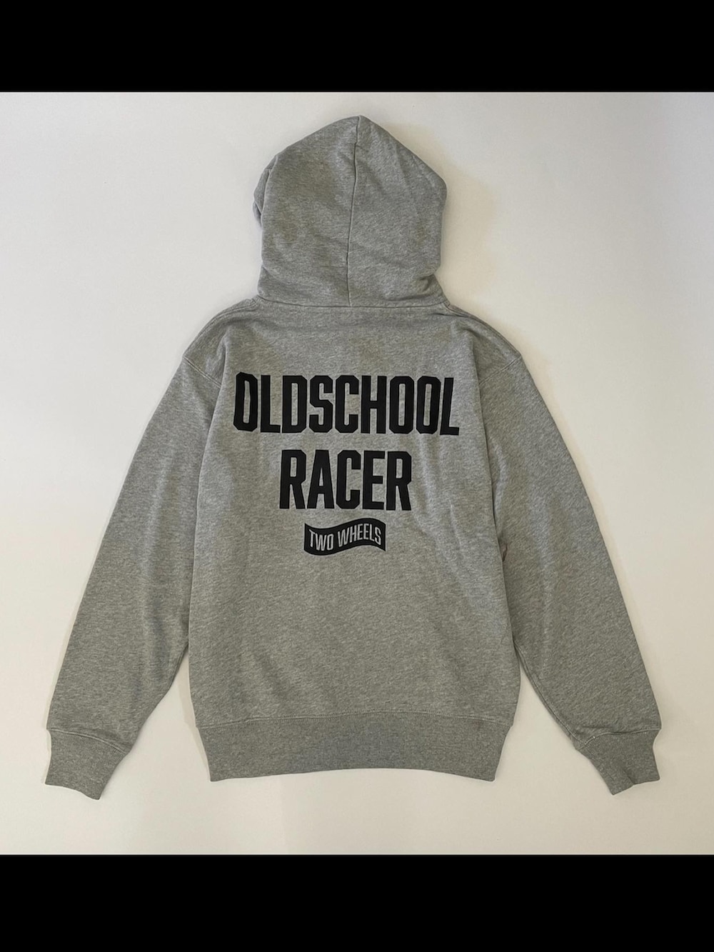 ホワイト系のトップス、ピンク系のTシャツ/カットソー、ブラック系のスタジャンを着用したメンズの冬コーディネートの3枚目の写真