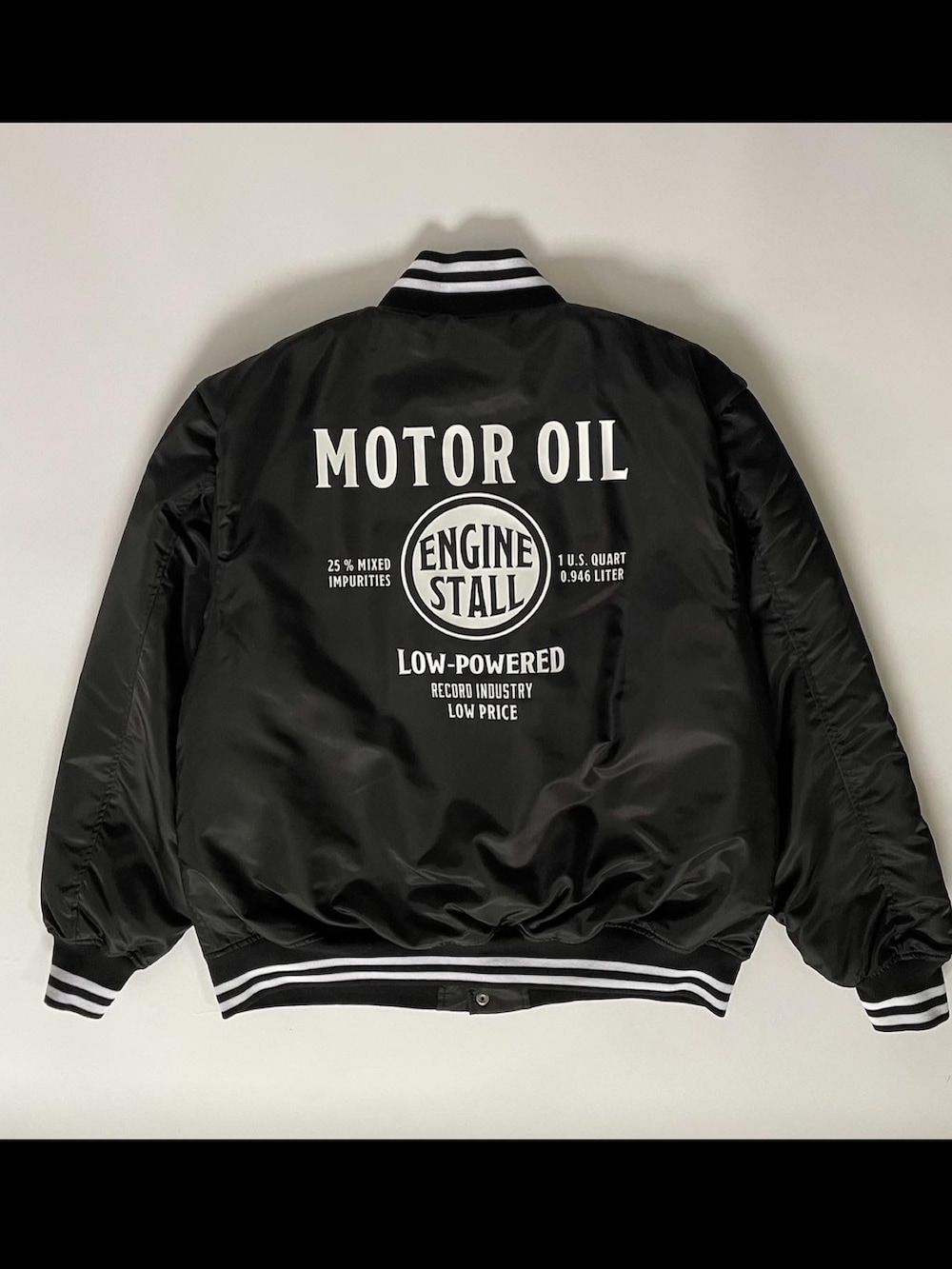 ホワイト系のトップス、ピンク系のTシャツ/カットソー、ブラック系のスタジャンを着用したメンズの冬コーディネートの2枚目の写真