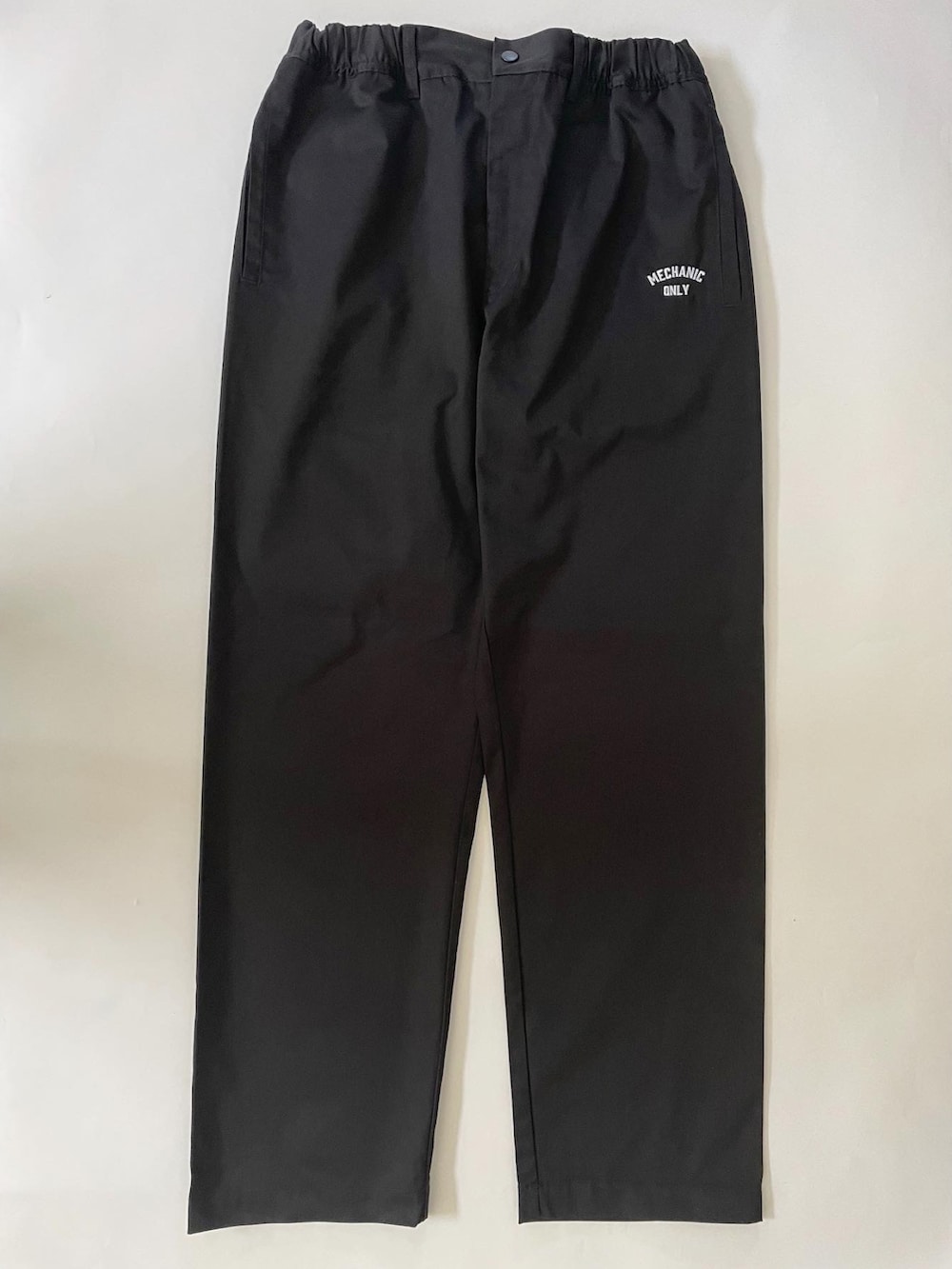 ホワイト系のトップス、ピンク系のTシャツ/カットソー、ブラック系のスタジャンを着用したメンズの冬コーディネートの5枚目の写真