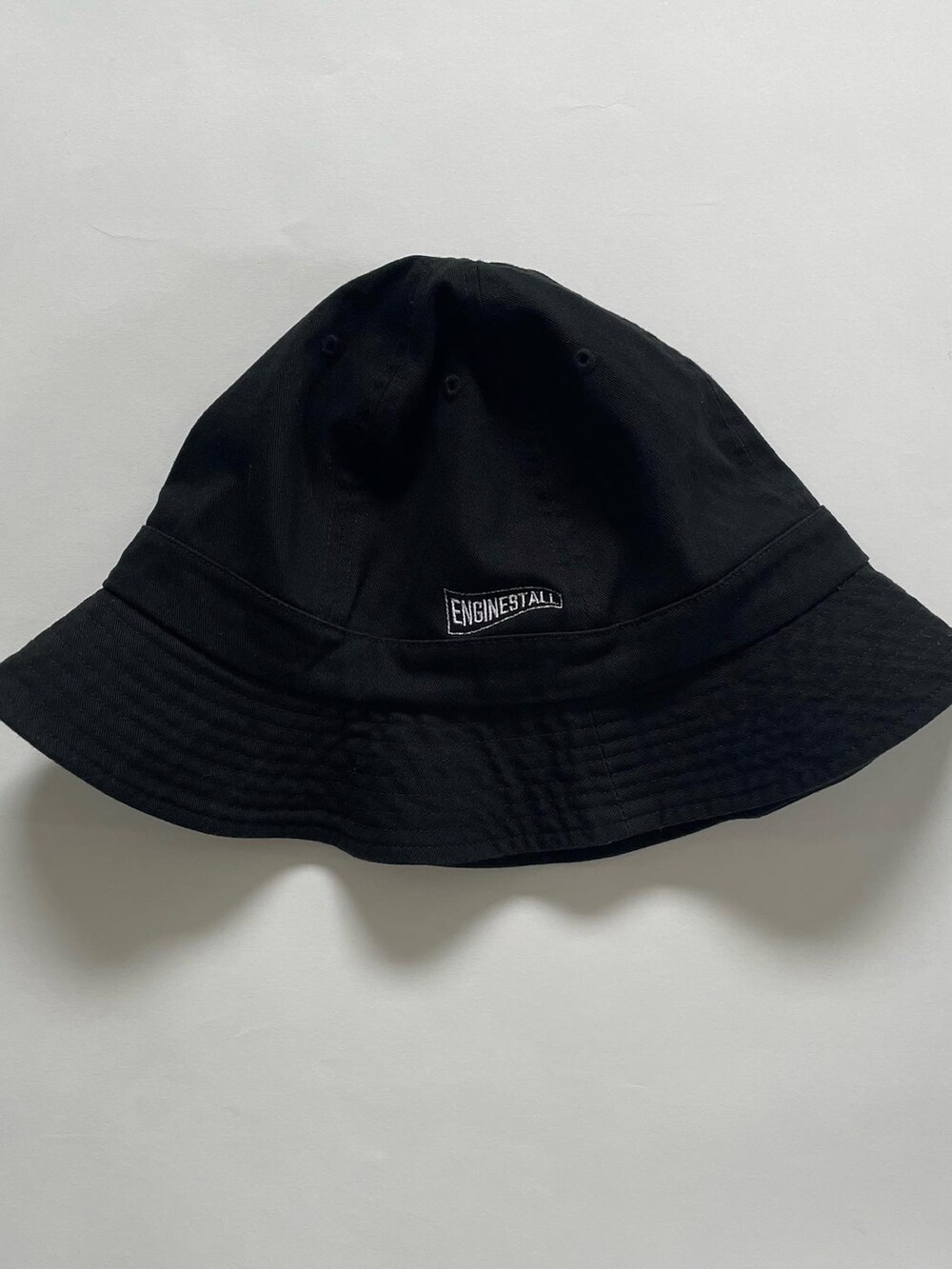 ホワイト系のトップス、グリーン系のジャケット/アウター、ブルー系のパーカーを着用したメンズの冬コーディネートの3枚目の写真