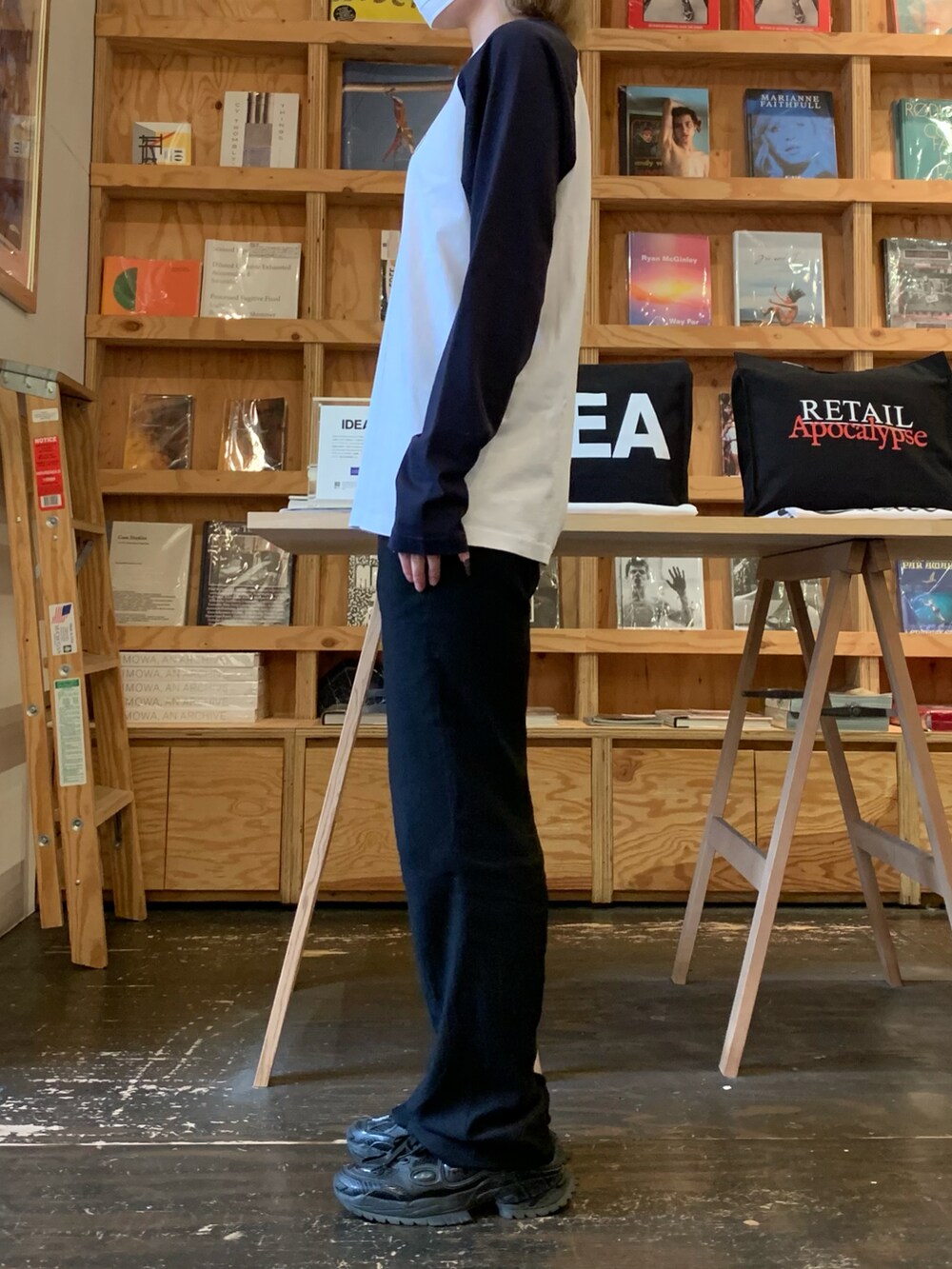 「bonjour records、bonjour girl、public possession、ドイツ、テクノ、techno、ラグラン、ロンT」｜「Public Possessionの【Public Possession/パブリックポゼッション】 Tecno Bi-Color Longsleeve T-Shirt テクノバイカラーラグランロングスリーブTシャツ（Tシャツ/カットソー、ホワイト系）」を使った、risaさん（レディース・165cm）の春コーディネートの3枚目の写真