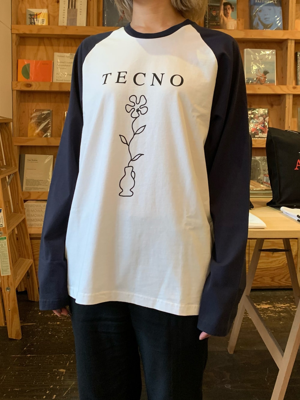 「bonjour records、bonjour girl、public possession、ドイツ、テクノ、techno、ラグラン、ロンT」｜「Public Possessionの【Public Possession/パブリックポゼッション】 Tecno Bi-Color Longsleeve T-Shirt テクノバイカラーラグランロングスリーブTシャツ（Tシャツ/カットソー、ホワイト系）」を使った、risaさん（レディース・165cm）の春コーディネートの4枚目の写真