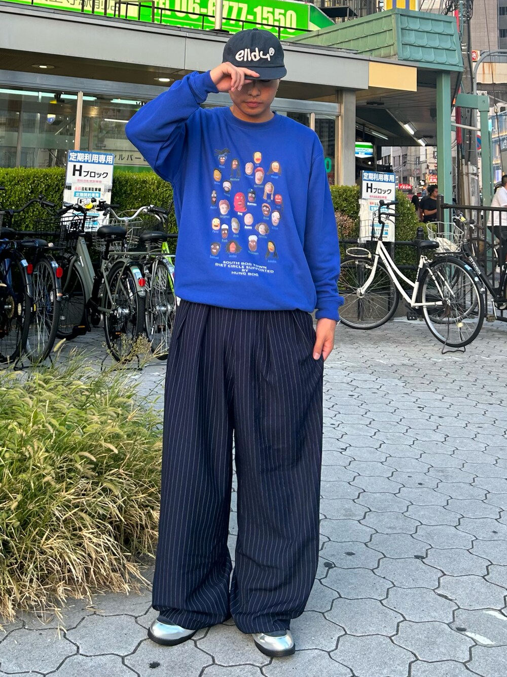 シルバー系のローファー、ブルー系のスラックス、ブルー系のスウェットを着用したメンズの秋コーディネートの2枚目の写真