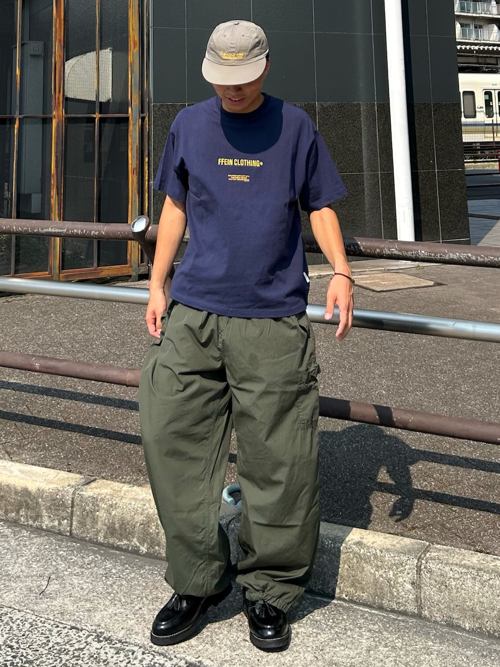 ブルー系のTシャツ/カットソー、グリーン系のカーゴパンツ、ブラック系のローファーを着用したメンズの秋コーディネートの2枚目の写真