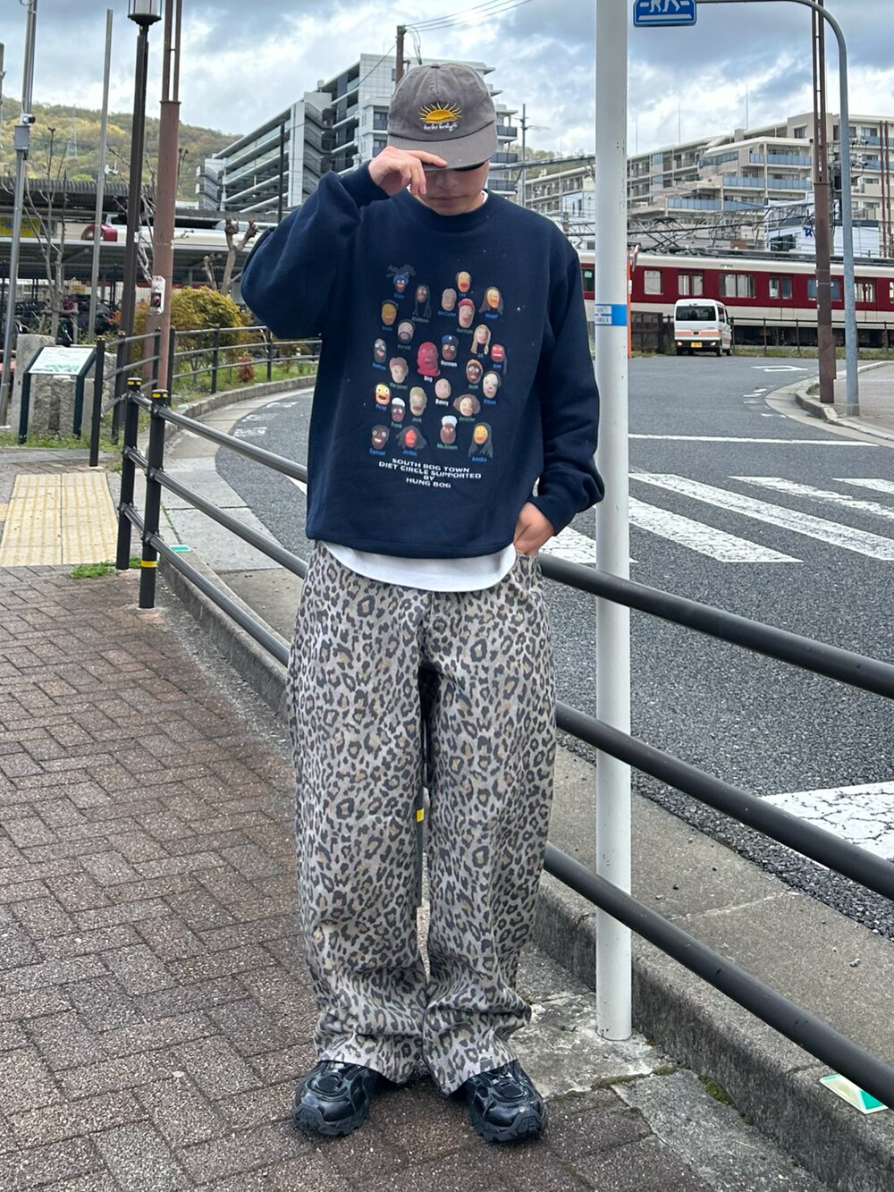 イエロー系のその他パンツ、ブラック系のスニーカー、ブルー系のスウェットを着用したメンズの春コーディネートの2枚目の写真