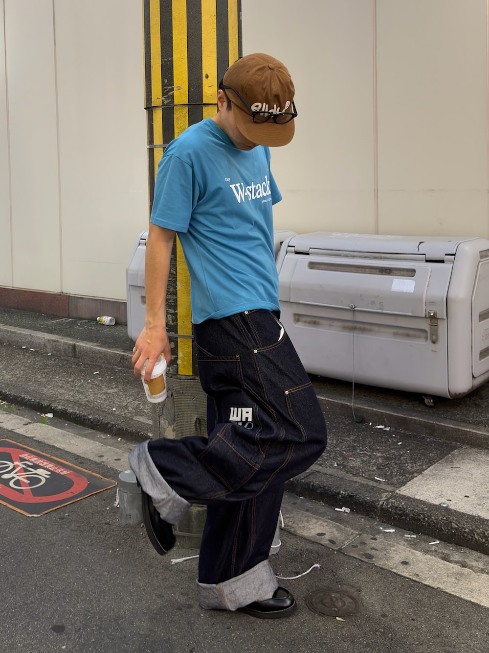 ブルー系のTシャツ/カットソー、その他のデニムパンツ、ブラック系のローファーを着用したメンズの夏コーディネートの2枚目の写真