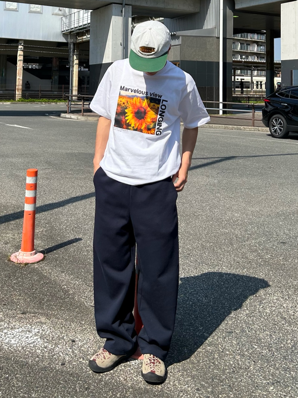 「やっぱり帽子が好き、ワイドパンツ、白Tシャツ、春夏コーデ、今日のコーデ、メンズコーデ、ファッションを楽しもう、おしゃれさんと繋がりたい、低身長コーデ、ootd、outfit、夏コーデ、キャップ、いいね、save、フォローお願いします🤑、スニーカー」｜「FFEINの【FFEIN（フェイン）】ひまわりアートフォトTシャツ / バックロゴ 短丈 Tシャツ  クルーネック 半袖（Tシャツ/カットソー、ホワイト系）」を使った、Shimoさん（メンズ・169cm）の春コーディネートの2枚目の写真