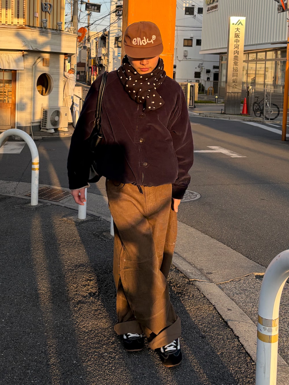 その他のその他パンツ、ブルー系のジャケット/アウター、ブラック系のスニーカーを着用したメンズの冬コーディネートの2枚目の写真