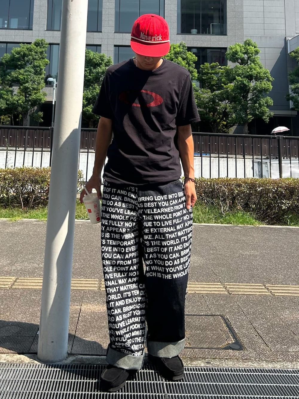 ブルー系のデニムパンツ、ブラック系のブーツ、ブラック系のTシャツ/カットソーを着用したメンズの秋コーディネートの2枚目の写真
