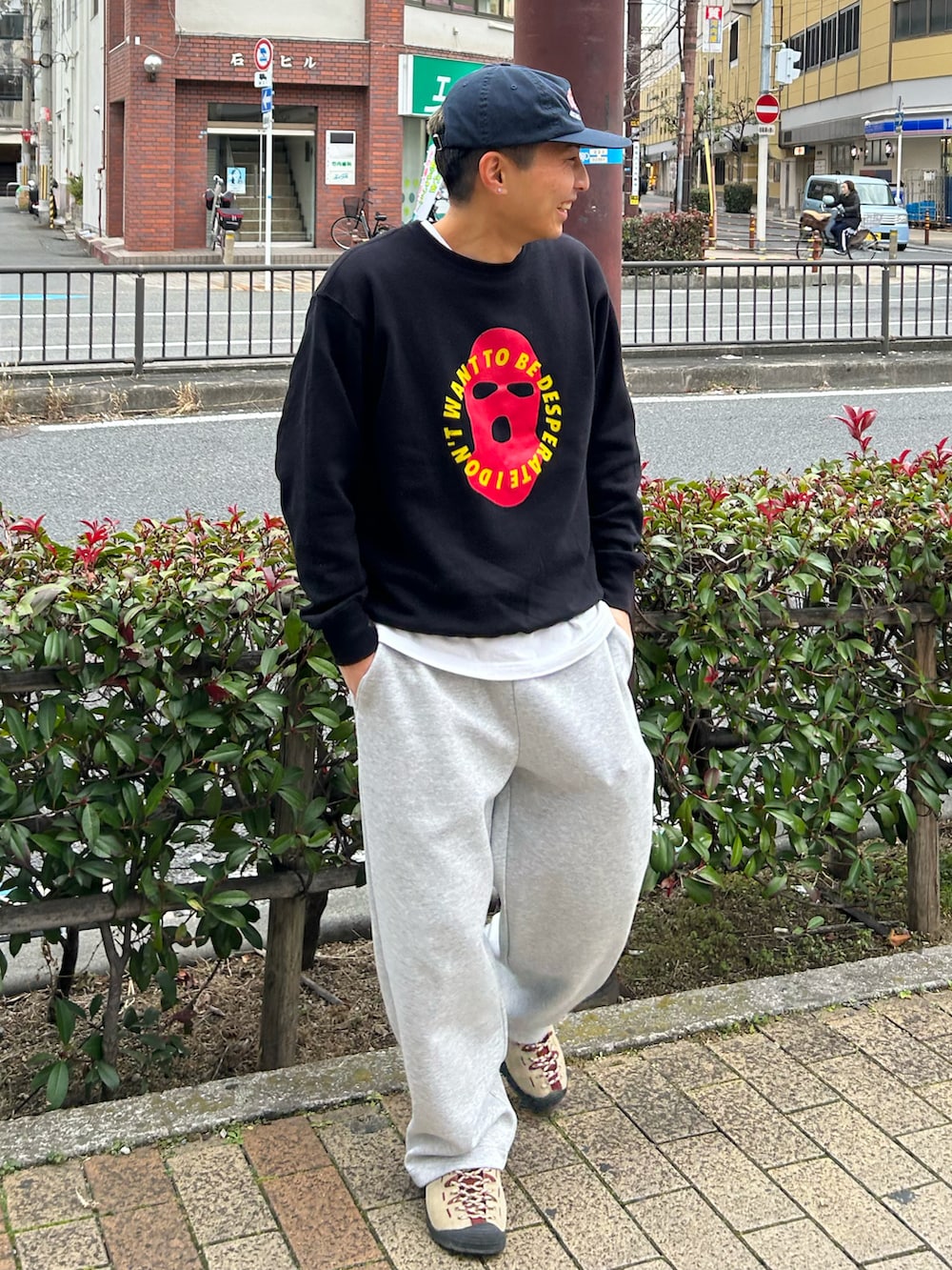 ブラック系のスウェット、グレー系のスウェットパンツ、ベージュ系のスニーカーを着用したメンズの冬コーディネートの2枚目の写真