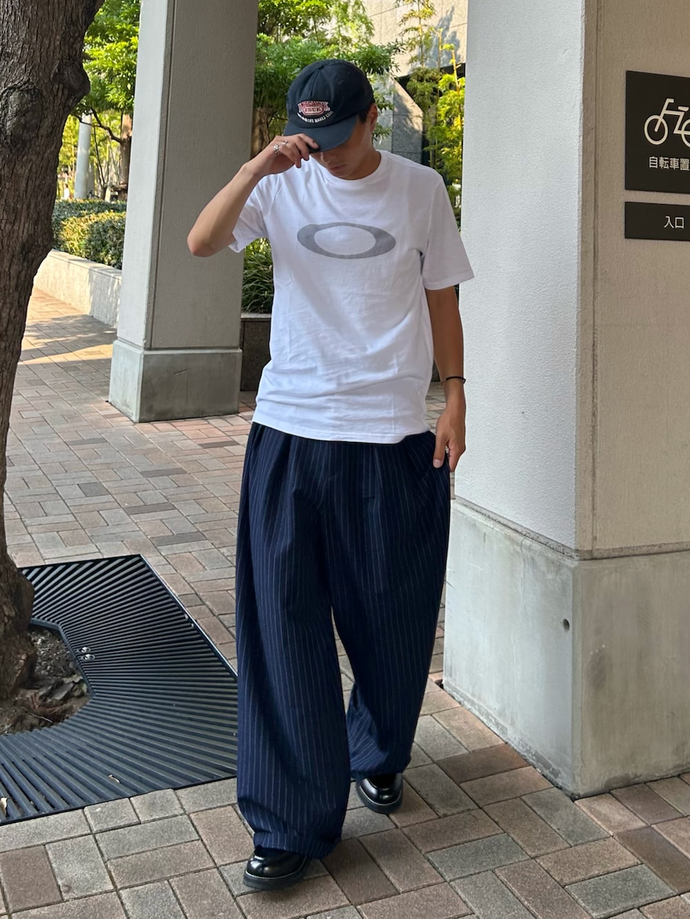 ブルー系のスラックス、ブラック系のローファー、ホワイト系のTシャツ/カットソーを着用したメンズの秋コーディネートの2枚目の写真