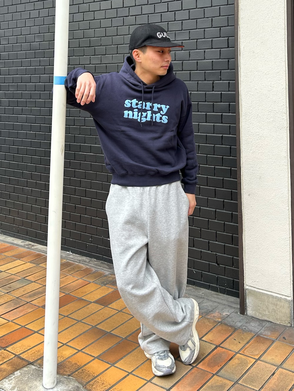 ブルー系のパーカー、グレー系のスウェットパンツ、シルバー系のスニーカーを着用したメンズの冬コーディネートの2枚目の写真