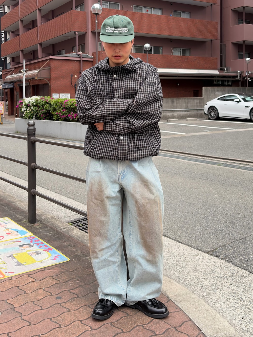 ブラック系のパーカー、ブルー系のデニムパンツ、ブラック系のローファーを着用したメンズの夏コーディネートの2枚目の写真