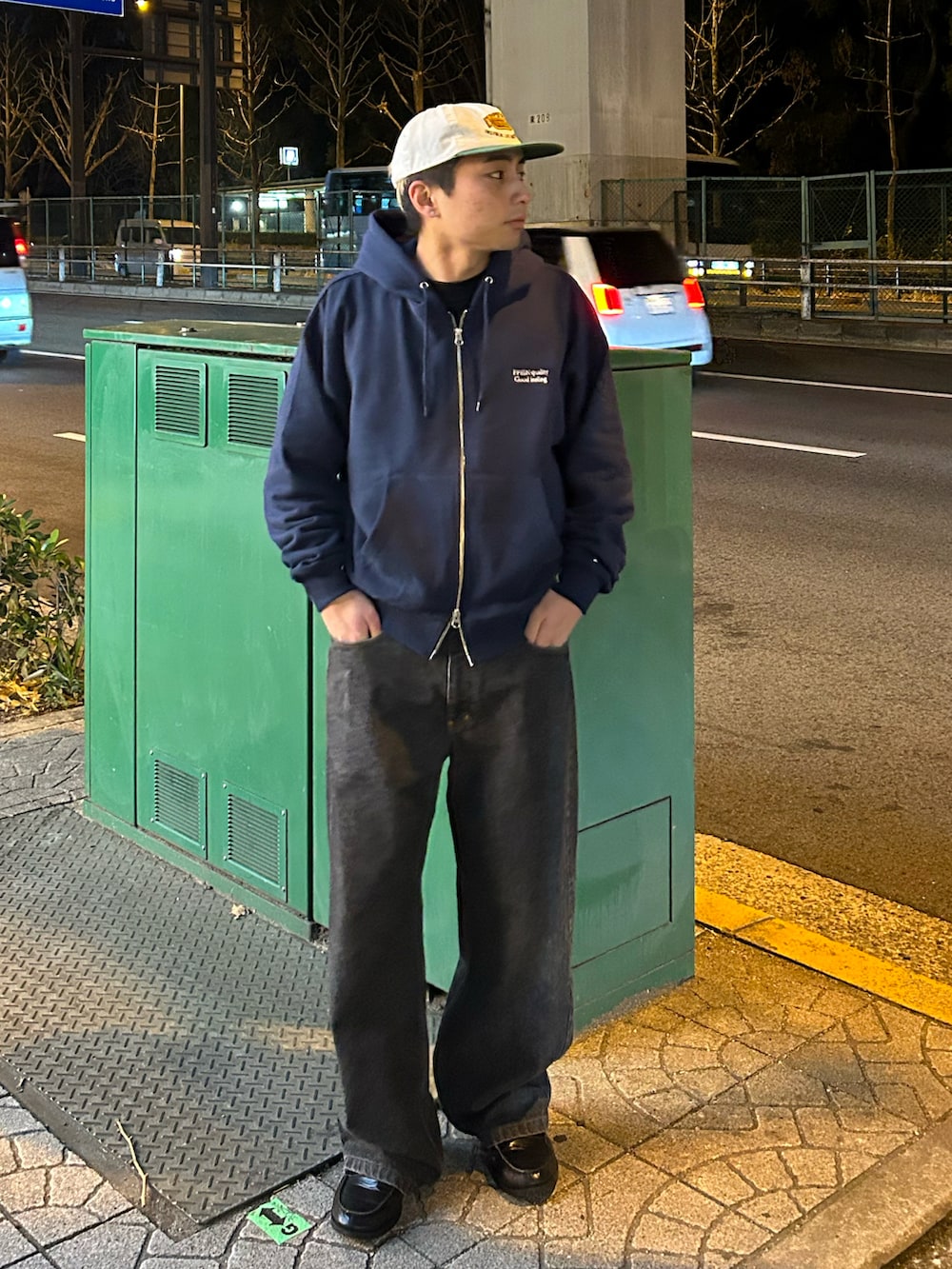 ブルー系のパーカー、ブラック系のデニムパンツ、ブラック系のローファーを着用したメンズの冬コーディネートの2枚目の写真