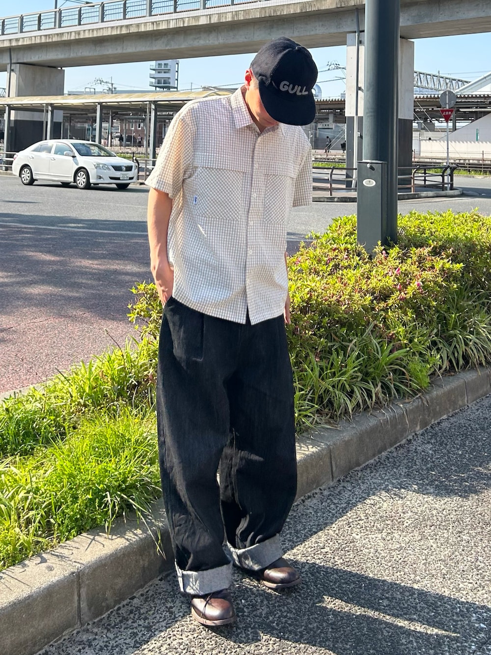 ベージュ系のシャツ/ブラウス、ブラック系のデニムパンツ、ブラウン系のシューズを着用したメンズの春コーディネートの2枚目の写真