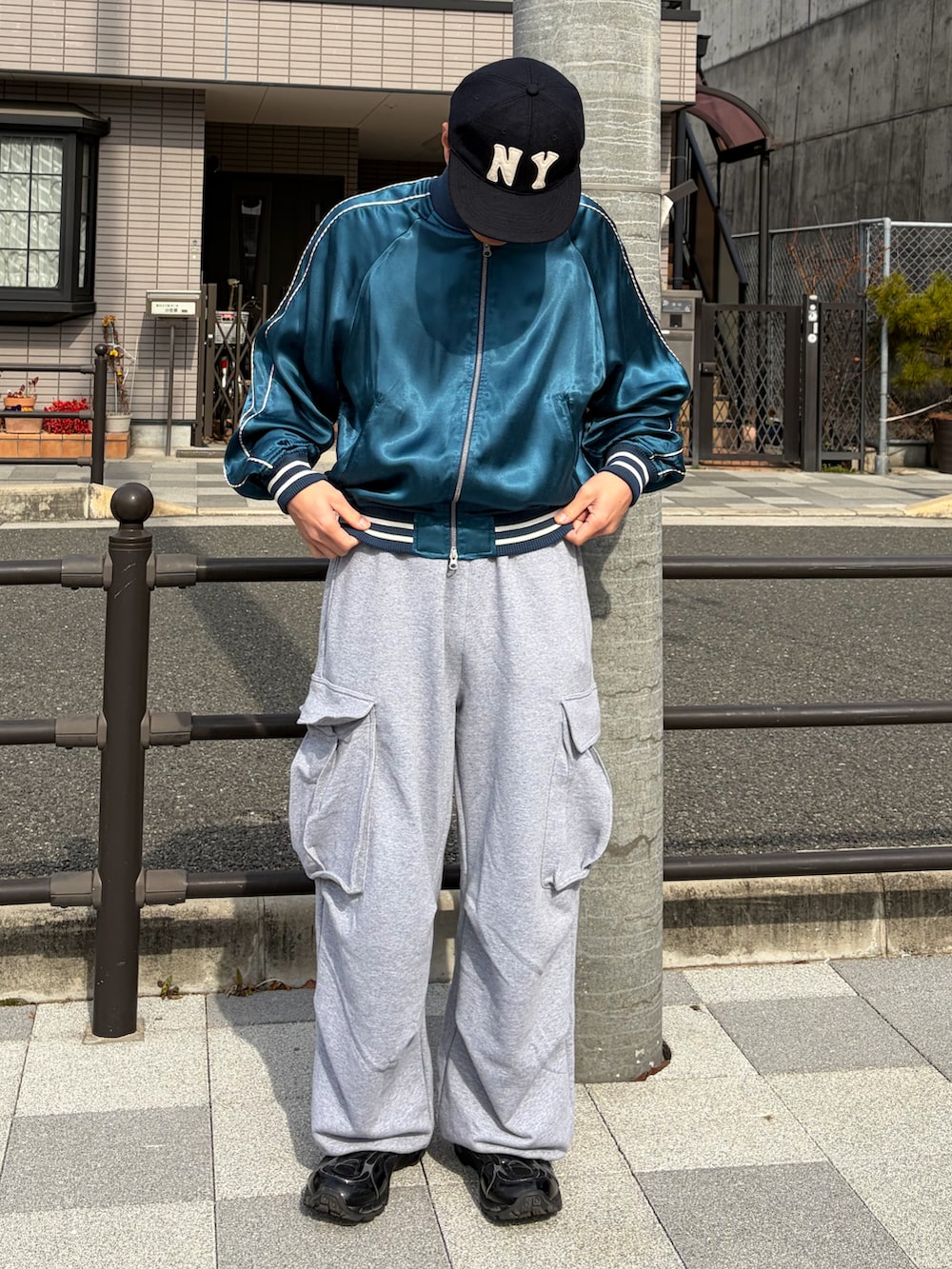 その他のスウェットパンツ、ブルー系のスカジャン、ブラック系のスニーカーを着用したメンズの春コーディネートの2枚目の写真