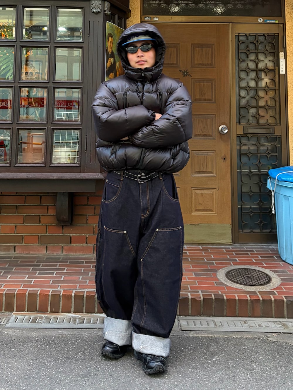 その他のデニムパンツ、ブラック系のダウンジャケット/コート、ブラック系のスニーカーを着用したメンズの冬コーディネートの3枚目の写真