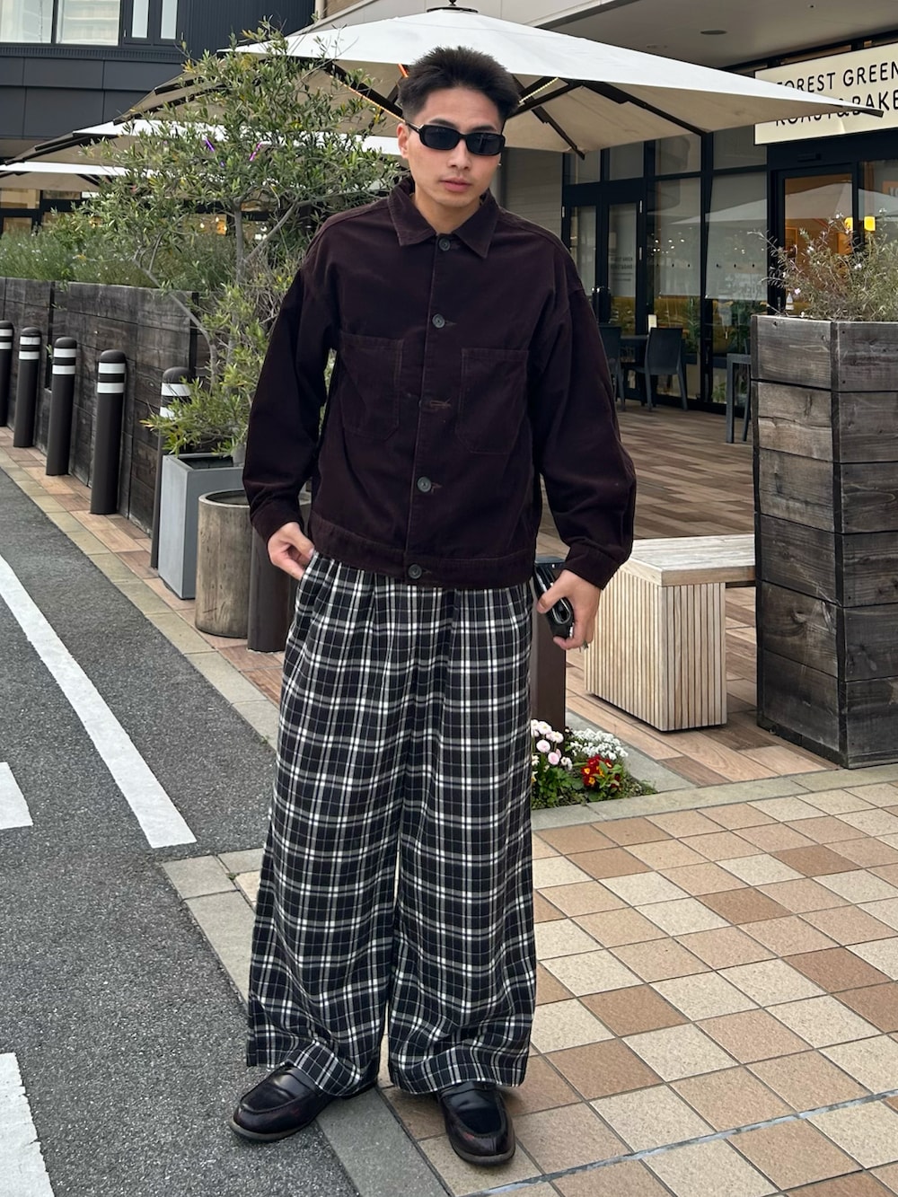 ブラウン系のジャケット/アウター、ブラック系のその他パンツ、ブラウン系のローファーを着用したメンズの春コーディネートの2枚目の写真