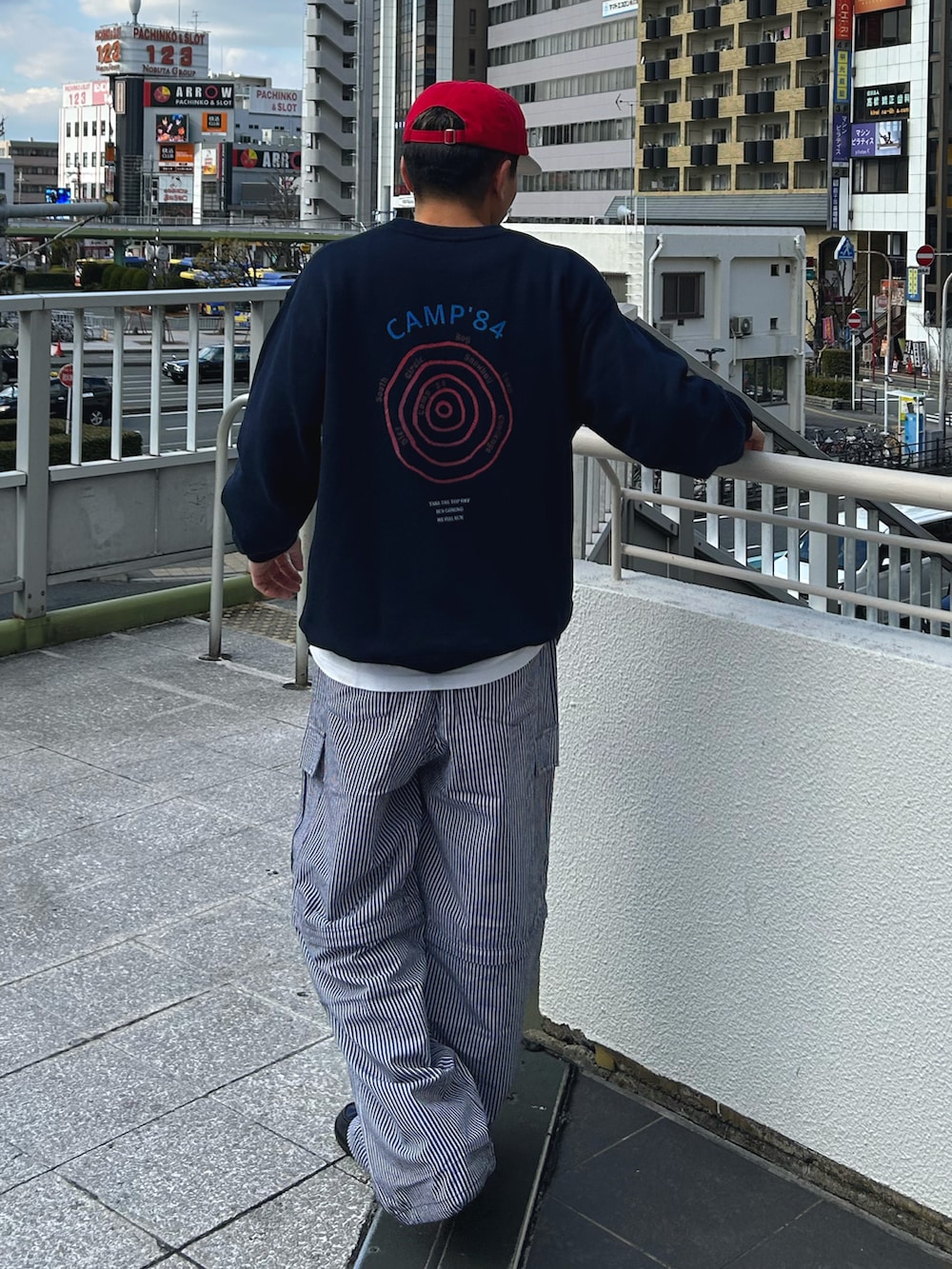 ブラック系のカーゴパンツ、ブラック系のローファー、ブルー系のスウェットを着用したメンズの冬コーディネートの2枚目の写真