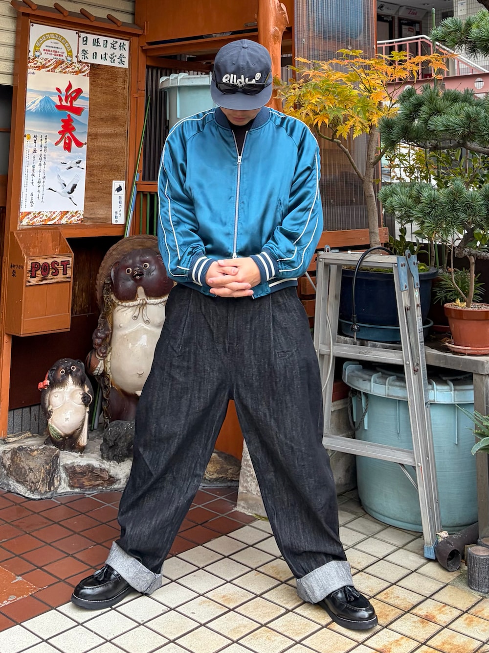 ブラック系のローファー、ブルー系のスカジャン、ブラック系のデニムパンツを着用したメンズの冬コーディネートの2枚目の写真