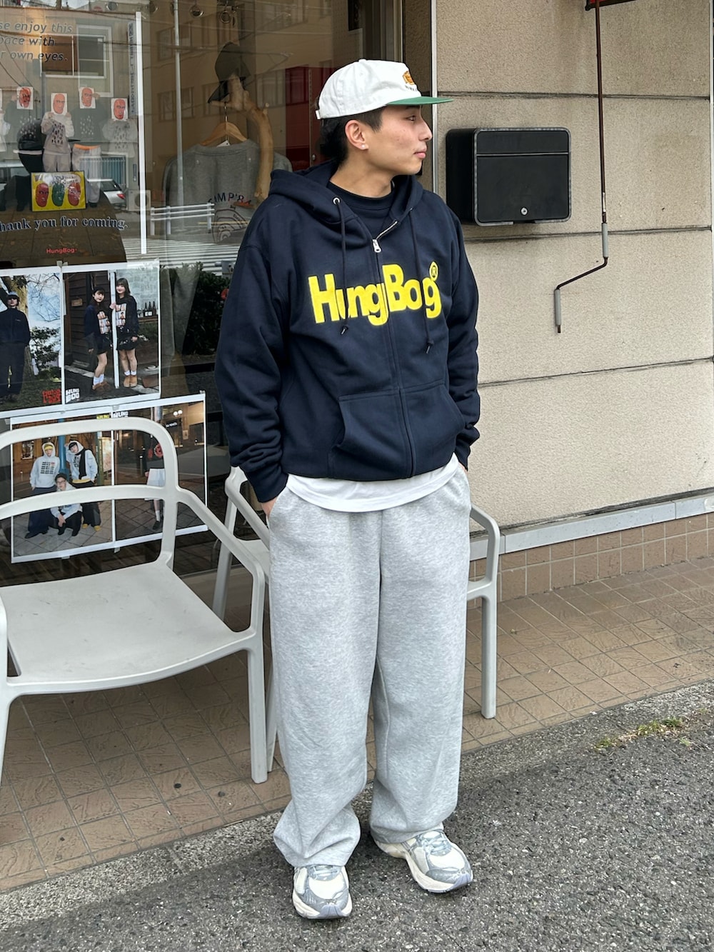 ブルー系のパーカー、グレー系のスウェットパンツ、シルバー系のスニーカーを着用したメンズの冬コーディネートの2枚目の写真