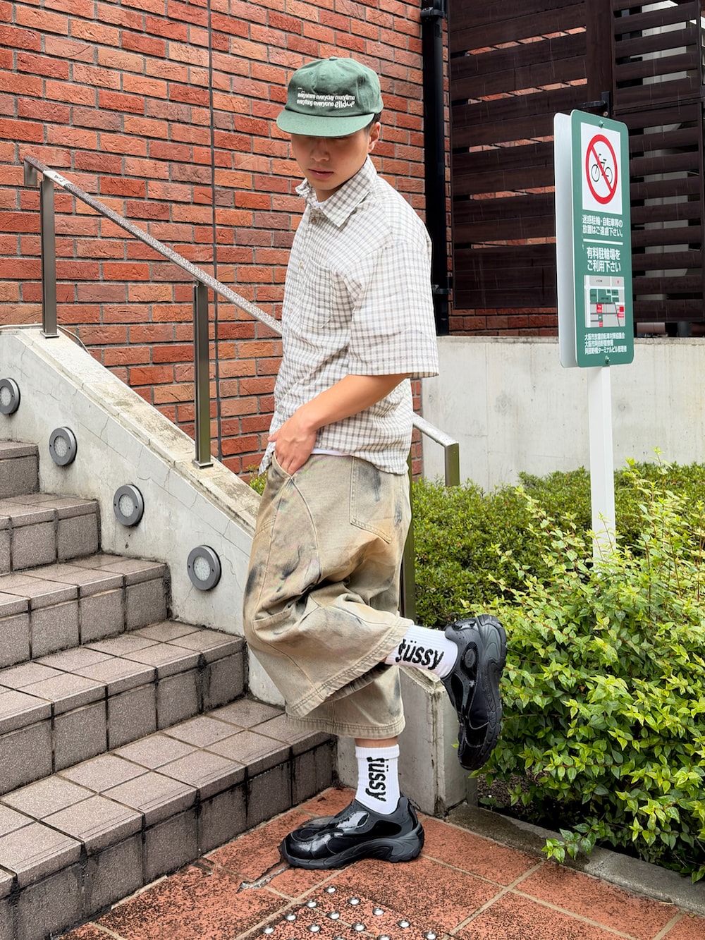 ホワイト系のシャツ/ブラウス、ブルー系のデニムパンツ、ブラック系のスニーカーを着用したメンズの夏コーディネートの2枚目の写真