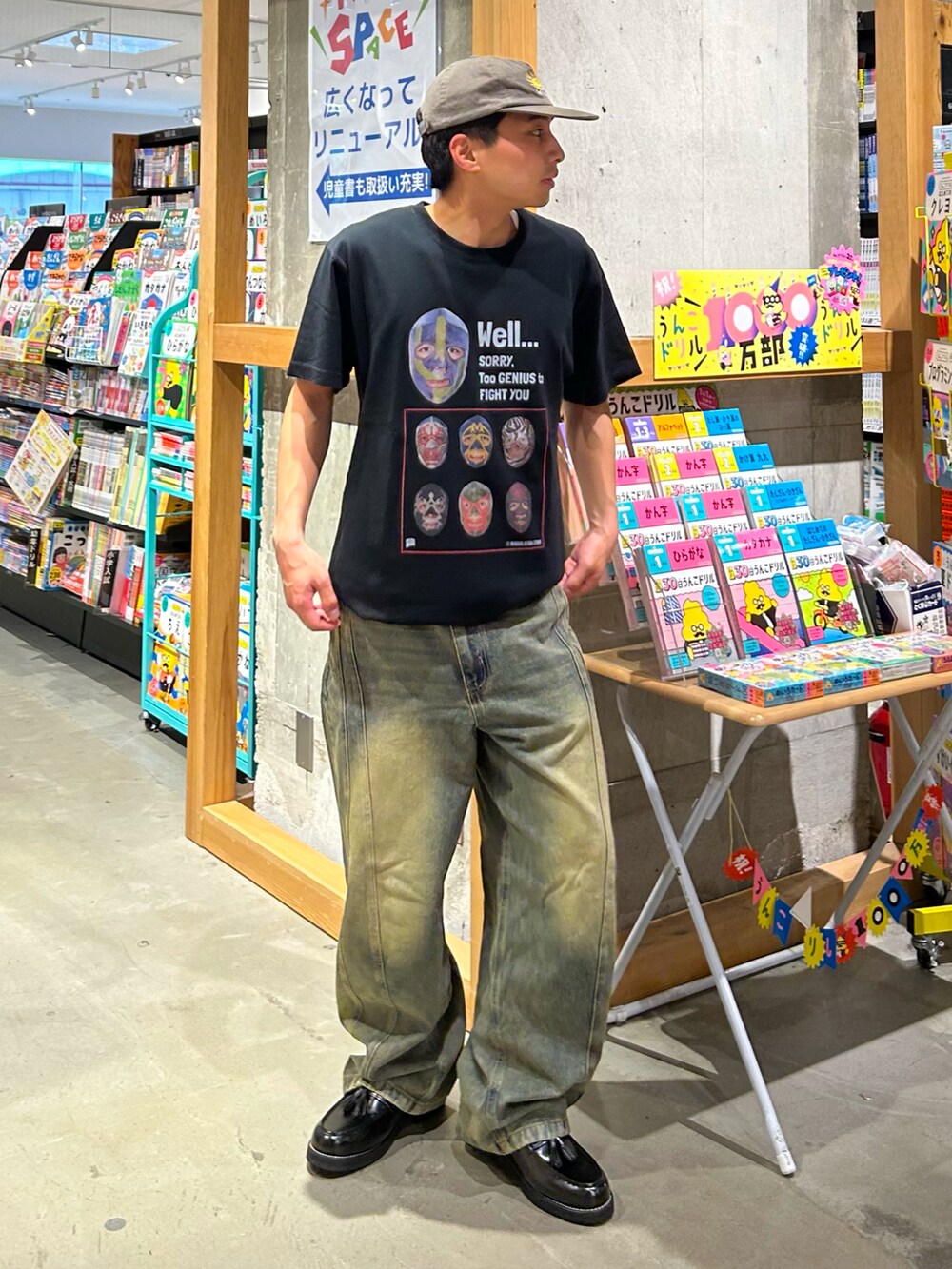 ブラック系のローファー、ブラック系のTシャツ/カットソー、ブルー系のデニムパンツを着用したメンズの夏コーディネートの2枚目の写真