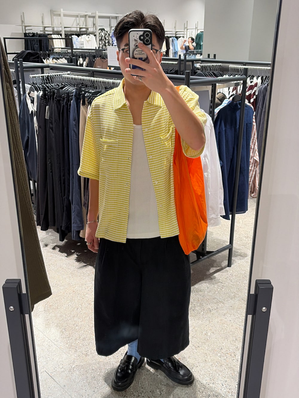 イエロー系のシャツ/ブラウス、ブラック系のパンツ、ブラック系のローファーを着用したメンズの夏コーディネートの2枚目の写真