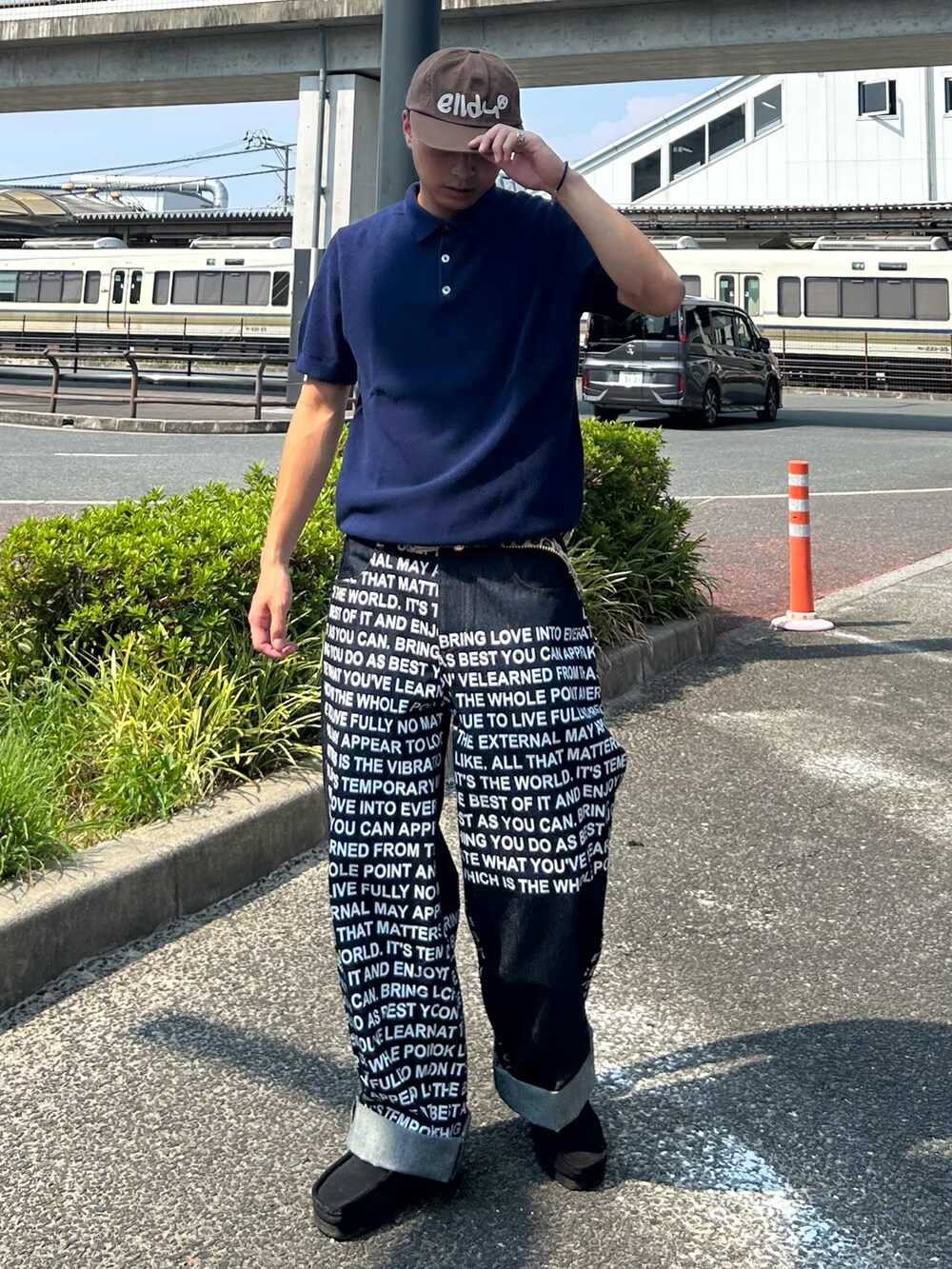 ブルー系のデニムパンツ、ブラック系のブーツ、ブルー系のニット/セーターを着用したメンズの秋コーディネートの2枚目の写真