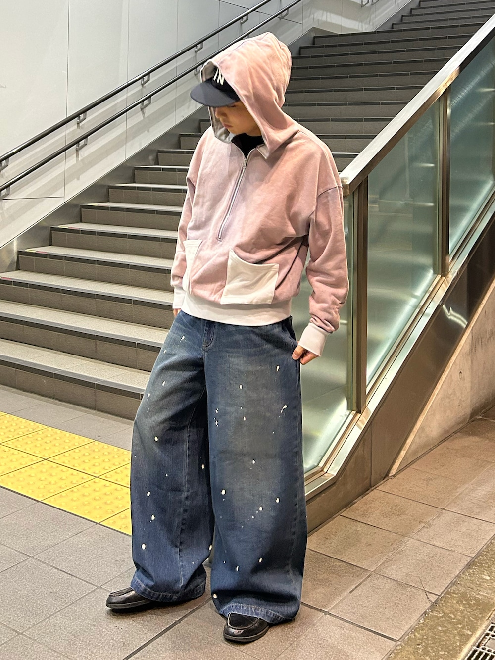 グレー系のパーカー、ブルー系のデニムパンツ、ブラック系のローファーを着用したメンズの春コーディネートの2枚目の写真