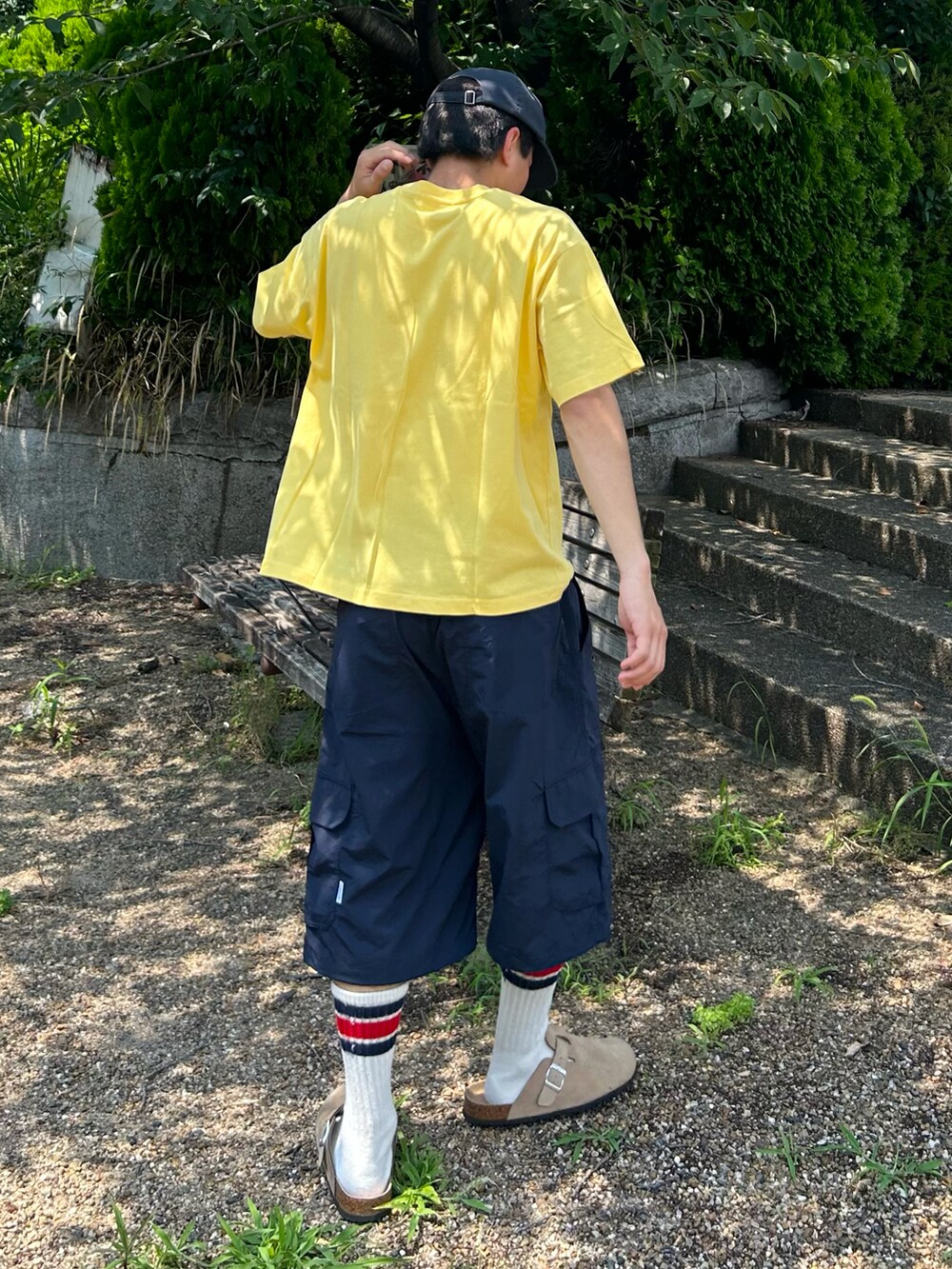 ベージュ系のサンダル、ブルー系のカーゴパンツ、イエロー系のTシャツ/カットソーを着用したメンズの夏コーディネートの3枚目の写真