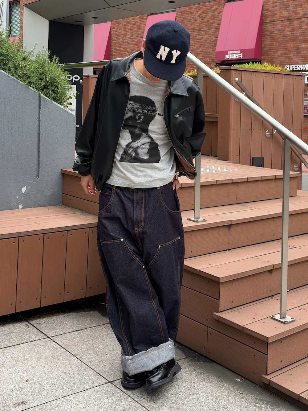 その他のデニムパンツ、ブラック系のローファー、グレー系のTシャツ/カットソーを着用したメンズの夏コーディネートの2枚目の写真