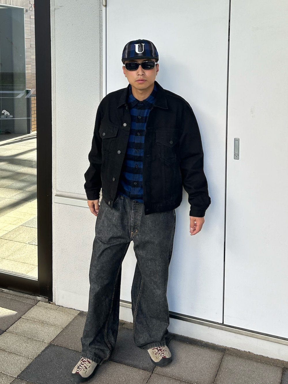 ブルー系のトップス、ブラック系のデニムジャケット、ブラック系のデニムパンツを着用したメンズの秋コーディネートの2枚目の写真