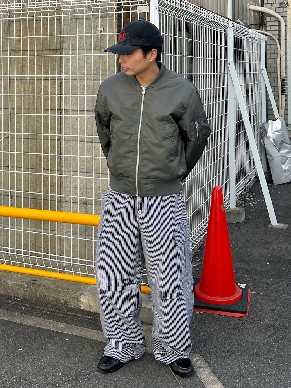 「今日のコーデ、シンプルスタイル、低身長コーデ、ジャケット、オススメコーデ、ラフコーデ、いいね、save、フォローお願いします🤑、春コーデ、ローファー、キャップ、ootd、outfit、お出かけコーデ、おしゃれさんと繋がりたい、春色」｜「FREAK'S STOREの限定展開 MR HEARTS/ミスターハーツ MR HEARTS/ミスターハーツ SHORT LENGTH MA-1（MA-1、グリーン系）」を使った、Shimoさん（メンズ・169cm）の春コーディネートの2枚目の写真