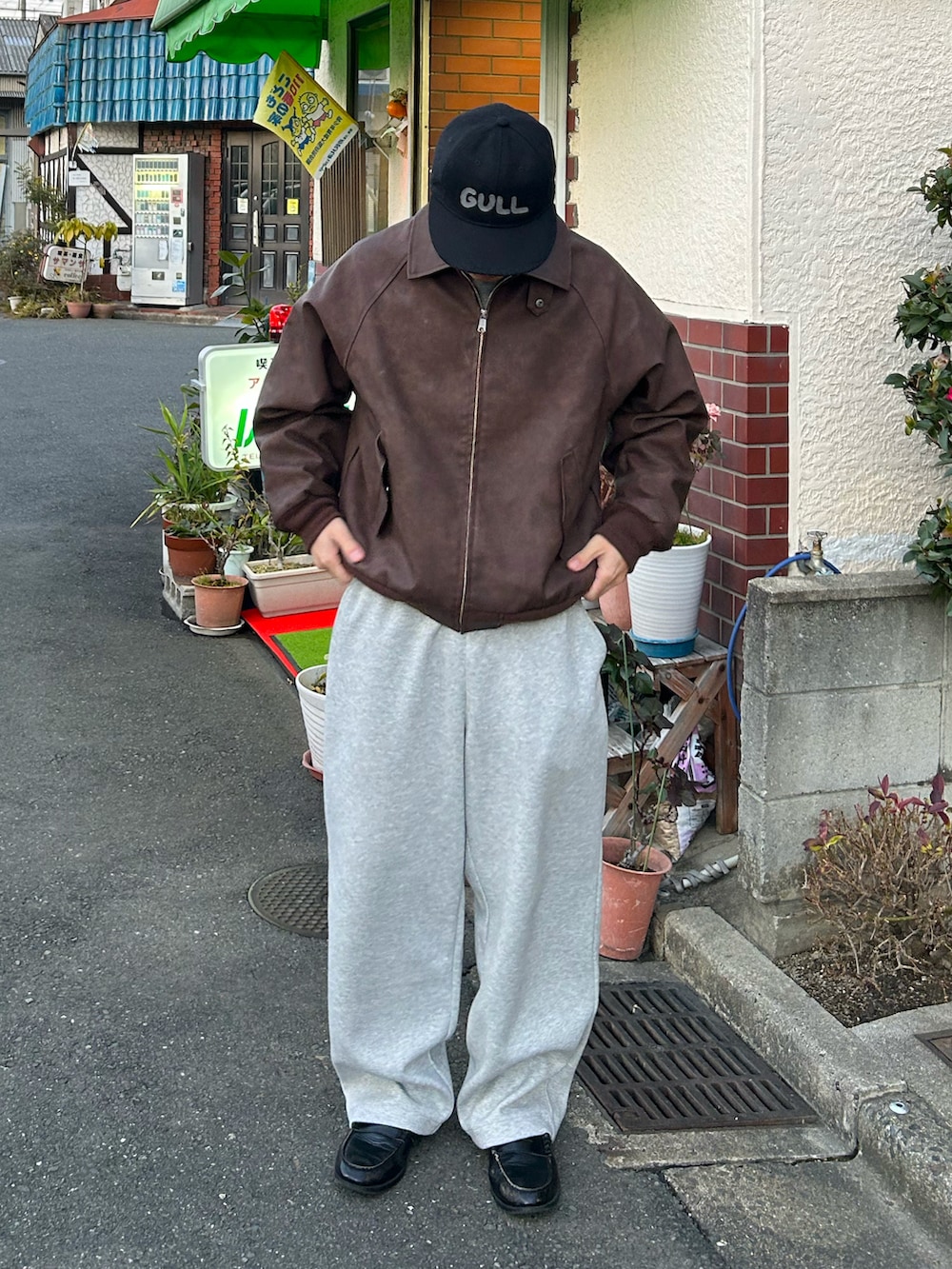 「WEARyouthコーデ、お出かけコーデ、冬服、秋冬コーデ、ootd、outfit、いいね、save、フォローお願いします🤑、おしゃれさんと繋がりたい、スウエットパンツ、キャップ、ローファー、ジャケット、最近のいい感じコーデ、低身長コーデ、春コーデ」｜「FFEINの【FFEIN(フェイン)】ヴィンテージライクフェイクレザージャケット / 合皮 ブルゾン ジップ オーバーサイズ（ブルゾン、ブラウン系）」を使った、Shimoさん（メンズ・169cm）の冬コーディネートの2枚目の写真