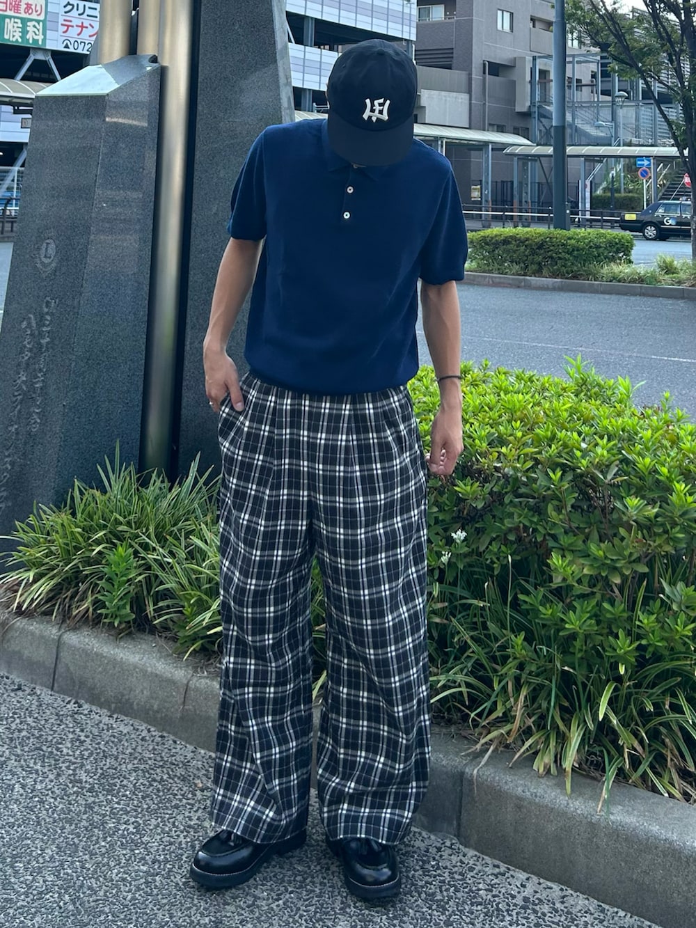 ブラック系のローファー、ブラック系のその他パンツ、ブルー系のニット/セーターを着用したメンズの秋コーディネートの2枚目の写真