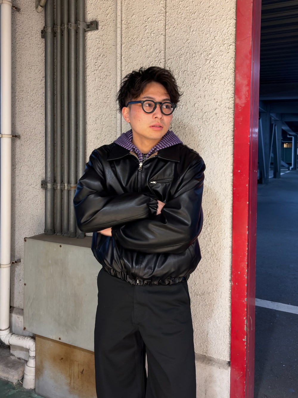 ブラック系のブルゾン、ブラック系のその他パンツ、ブラック系のスニーカーを着用したメンズの春コーディネートの2枚目の写真